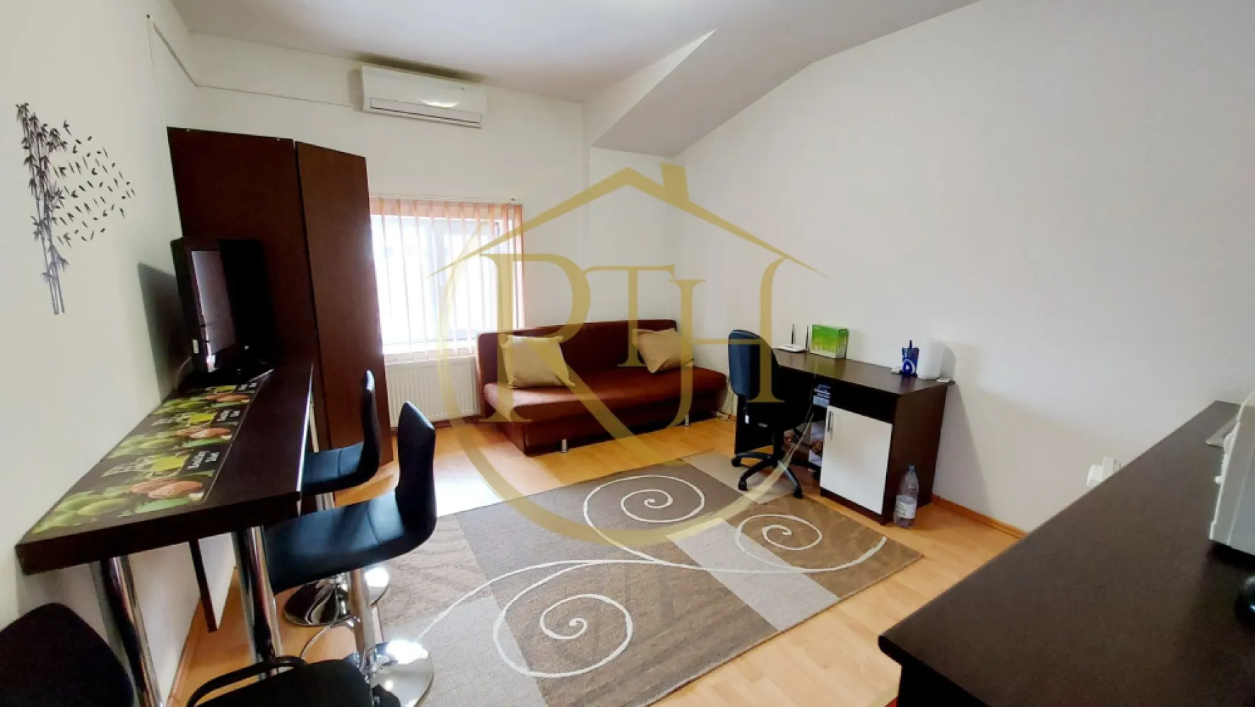Oferim spre inchiriere garsoniera, zona Soarelui langa Sud Plaza - Oferim spre inchiriere, garsoniera situata in zona Soarelui, la etajul 3 al unui bloc nou, langa Sud Plaza, Centrul Vamal, Foarte aproape de Continental Buziasului, Complexul Studentesc si Spitalul Judetean, Auchan, Lidl, Mega Image, magazinele Profi
Se inchiriaza mobilata si utilata, compusa din camera spatioasa, hol de intrare, baie cu cabina de dush si bucatarie open space cu camera . 
Garsoniera dispune de canapea extensibila, masina de spalat haine, plita electrica pentru gatit, clima, birou, dulap de haine si televizor . 
Incalzirea se realizeaza prin centrala proprie a blocului, cheltuielile de intretinere sunt foarte mici . 
Blocul dispune si de parcare privata, acces securizat cu bariera si supraveghere video . Pretul unui loc de parcare este de 10 euro/luna pentru cei care au masina si doresc un loc de parcare .
Acceptam cuplu sau o singura persoana . Nu se accepta animale de companie .
Proprietate reprezentata de RealTimHouse.ro . Un pas spre un loc doar al tau !
Se elibereaza la 01.06.2025
Vizionare Online : https://youtu.be/60IzfIgLvC4
Pret : 210 euro + garantie 210 euro + comision agentie