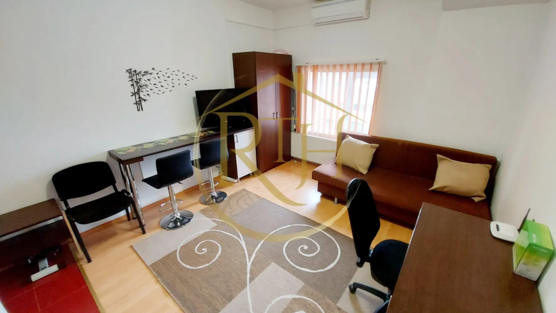 Oferim spre inchiriere garsoniera, zona Soarelui langa Sud Plaza - Oferim spre inchiriere, garsoniera situata in zona Soarelui, la etajul 3 al unui bloc nou, langa Sud Plaza, Centrul Vamal, Foarte aproape de Continental Buziasului, Complexul Studentesc si Spitalul Judetean, Auchan, Lidl, Mega Image, magazinele Profi
Se inchiriaza mobilata si utilata, compusa din camera spatioasa, hol de intrare, baie cu cabina de dush si bucatarie open space cu camera . 
Garsoniera dispune de canapea extensibila, masina de spalat haine, plita electrica pentru gatit, clima, birou, dulap de haine si televizor . 
Incalzirea se realizeaza prin centrala proprie a blocului, cheltuielile de intretinere sunt foarte mici . 
Blocul dispune si de parcare privata, acces securizat cu bariera si supraveghere video . Pretul unui loc de parcare este de 10 euro/luna pentru cei care au masina si doresc un loc de parcare .
Acceptam cuplu sau o singura persoana . Nu se accepta animale de companie .
Proprietate reprezentata de RealTimHouse.ro . Un pas spre un loc doar al tau !
Se elibereaza la 01.06.2025
Vizionare Online : https://youtu.be/60IzfIgLvC4
Pret : 210 euro + garantie 210 euro + comision agentie