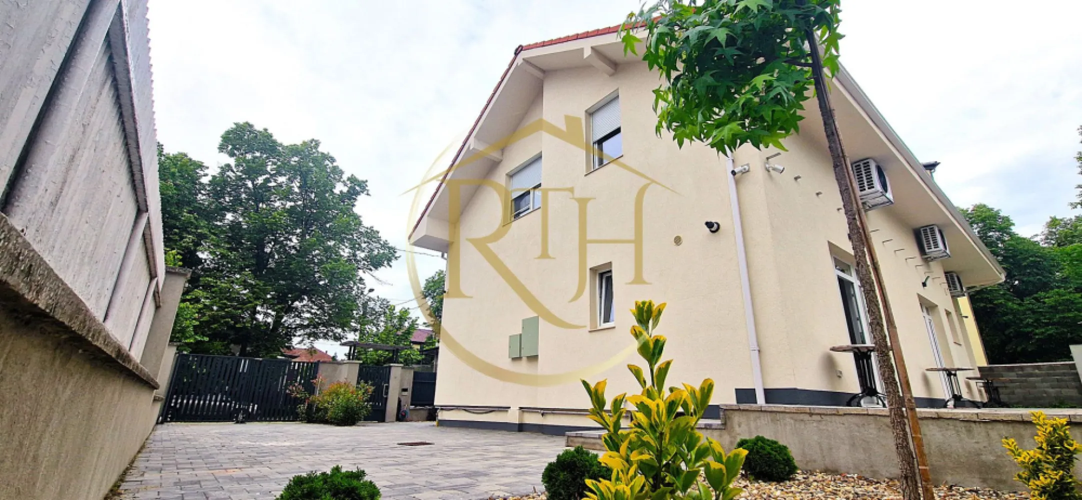 Apartament SAD de închiriat într-un triplex – locuință sau diverse activități - Zona Cetății, la doar 5 minute de Piața 700 – locație strategică cu acces facil și vizibilitate excelentă

Vă oferim spre închiriere un apartament generos, cu o suprafață utilă de 85 mp, situat într-un imobil tip triplex bine întreținut, construit recent, care oferă un spațiu modern, confortabil și versatil. Acest apartament este perfect atât pentru locuit, cât și pentru desfășurarea diverselor activități comerciale sau de prestări servicii, precum:

Birouri pentru companii sau freelanceri

Salon de înfrumusețare, cosmetică sau alte activități de tip SPA

Cabinet de consultanță, birouri administrative sau alte servicii

Alte activități comerciale permise de reglementările locale

Compartimentare și facilități
Parter: living spațios, bucătărie complet utilată, baie modernă și hol

Etaj: două camere luminoase și o baie complet utilată

Parțial mobilat și complet utilat pentru un confort imediat

Centrală proprie pe gaz și aer condiționat în toate camerele

Terasă neacoperită, ideală pentru relaxare sau amenajări personale

Locație excelentă și facilități diverse în imediata apropiere:
Zona în care se află apartamentul oferă acces rapid și facil la o gamă largă de facilități, care vor face viața de zi cu zi mult mai comodă și practică:

Magazine și supermarketuri: Lidl, Profi, Kaufland și Mega Image sunt situate la doar câteva minute de mers pe jos, oferind o varietate largă de produse proaspete și articole de uz casnic.

Transport în comun: Stațiile de mijloace de transport în comun sunt foarte aproape, facilitând legături rapide către centrul orașului și alte zone.

Instituții și servicii medicale: Spitalul de Copii, Spitalul Municipal – Clinicile Noi, policlinici, centre medicale și cabinete de oftalmologie sunt situate în apropiere, oferind acces rapid la servicii medicale de calitate.

Centre comerciale și piețe: Iulius Mall, Piața 700, Piața de Gros și Piața Mehala sunt la distanțe foarte convenabile, oferind opțiuni variate pentru shopping, produse locale și divertisment.

Educație: Numeroase grădinițe, școli și licee în vecinătate fac zona atractivă pentru familii.

Sport și recreere: Sala de sport Gym One și spațiile verzi din apropiere oferă oportunități pentru antrenamente și relaxare în aer liber.

Servicii financiare și de afaceri: Centre de afaceri și bănci în zonă facilitează desfășurarea activităților comerciale și administrative.

Opțiuni flexibile de închiriere și prețuri:

Prețul de închiriere este 1000 euro/lună, plus garantie si comision agentie.

Există și posibilitatea închirierii întregului triplex, pentru un spațiu mult mai generos și funcțional, ideal pentru firme sau activități comerciale mai ample

Prețul pentru închirierea totală este negociabil, în funcție de durata contractului și necesități

📦 Disponibil imediat!
Nu ratați această oportunitate de a închiria un spațiu versatil, confortabil și bine poziționat, cu acces rapid la toate facilitățile de care aveți nevoie. Pentru detalii suplimentare și vizionări, vă rugăm să ne contactați.

Proprietatea este reprezentată de RealTimHouse.ro – un pas spre un loc doar al tău!