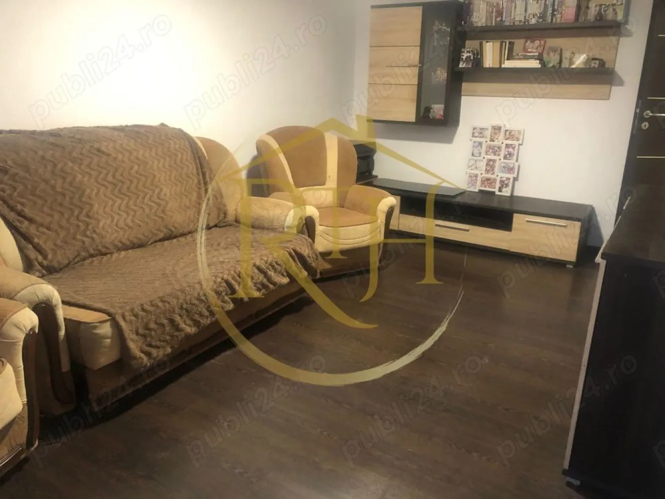Apartament cu 3 camere de inchiriat zona Martirilor-Judetean - Apartamentul este bine întreținut și se închiriază exact așa cum se vede în poze complet mobilat si utilat.

Ușile și feroneria sunt de calitate, iar finisajele sunt moderne și bine realizate.

Imobilul beneficiază de izolație termică, ceea ce asigură costuri reduse de întreținere pe timpul iernii și vară.

Datorită poziției excelente, aveți acces rapid la transportul public (autobuze și firobuze), iar în zonă se află numeroase facilități, inclusiv supermarketuri, farmacii, restaurante și bănci.

Zona și vecinătățile:

Zona Calea Martirilor este foarte bine conectată la alte cartiere din oraș, fiind situată în apropierea unor artere principale, ceea ce facilitează deplasările rapide.

LIDL și Kaufland sunt la câteva minute distanță, iar în apropiere există mai multe magazine alimentare și non-alimentare, ceea ce face viața cotidiană mult mai comodă.

Confort și siguranță:

Apartamentul beneficiază de centrală proprie pe gaz și aer condiționat, asigurând confort pe tot parcursul anului.

Blocul este bine întreținut și curățenia în scara blocului este asigurată.

Termeni și condiții de închiriere:
Nu se accepta fumatori si animale 
Se inchiriaza pe termen lung
Pret: 380 euro/luna chirie,760 garantie,plus comision agentie.

Proprietate repezentata de RealTimHouse.ro . Un pas spre un loc doar al tau !