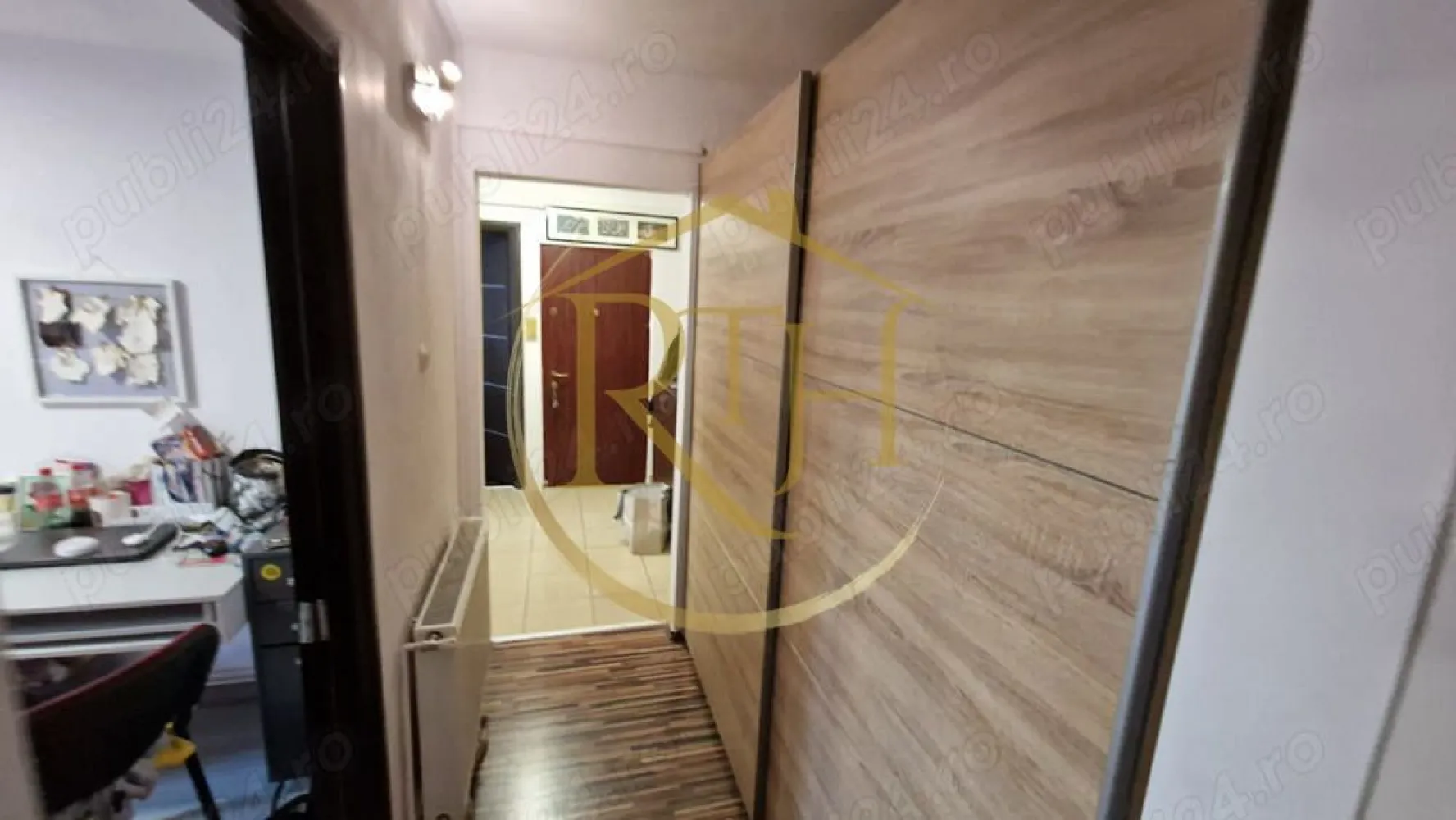 Apartament cu 3 camere de inchiriat zona Martirilor-Judetean - Apartamentul este bine întreținut și se închiriază exact așa cum se vede în poze complet mobilat si utilat.

Ușile și feroneria sunt de calitate, iar finisajele sunt moderne și bine realizate.

Imobilul beneficiază de izolație termică, ceea ce asigură costuri reduse de întreținere pe timpul iernii și vară.

Datorită poziției excelente, aveți acces rapid la transportul public (autobuze și firobuze), iar în zonă se află numeroase facilități, inclusiv supermarketuri, farmacii, restaurante și bănci.

Zona și vecinătățile:

Zona Calea Martirilor este foarte bine conectată la alte cartiere din oraș, fiind situată în apropierea unor artere principale, ceea ce facilitează deplasările rapide.

LIDL și Kaufland sunt la câteva minute distanță, iar în apropiere există mai multe magazine alimentare și non-alimentare, ceea ce face viața cotidiană mult mai comodă.

Confort și siguranță:

Apartamentul beneficiază de centrală proprie pe gaz și aer condiționat, asigurând confort pe tot parcursul anului.

Blocul este bine întreținut și curățenia în scara blocului este asigurată.

Termeni și condiții de închiriere:
Nu se accepta fumatori si animale 
Se inchiriaza pe termen lung
Pret: 380 euro/luna chirie,760 garantie,plus comision agentie.

Proprietate repezentata de RealTimHouse.ro . Un pas spre un loc doar al tau !