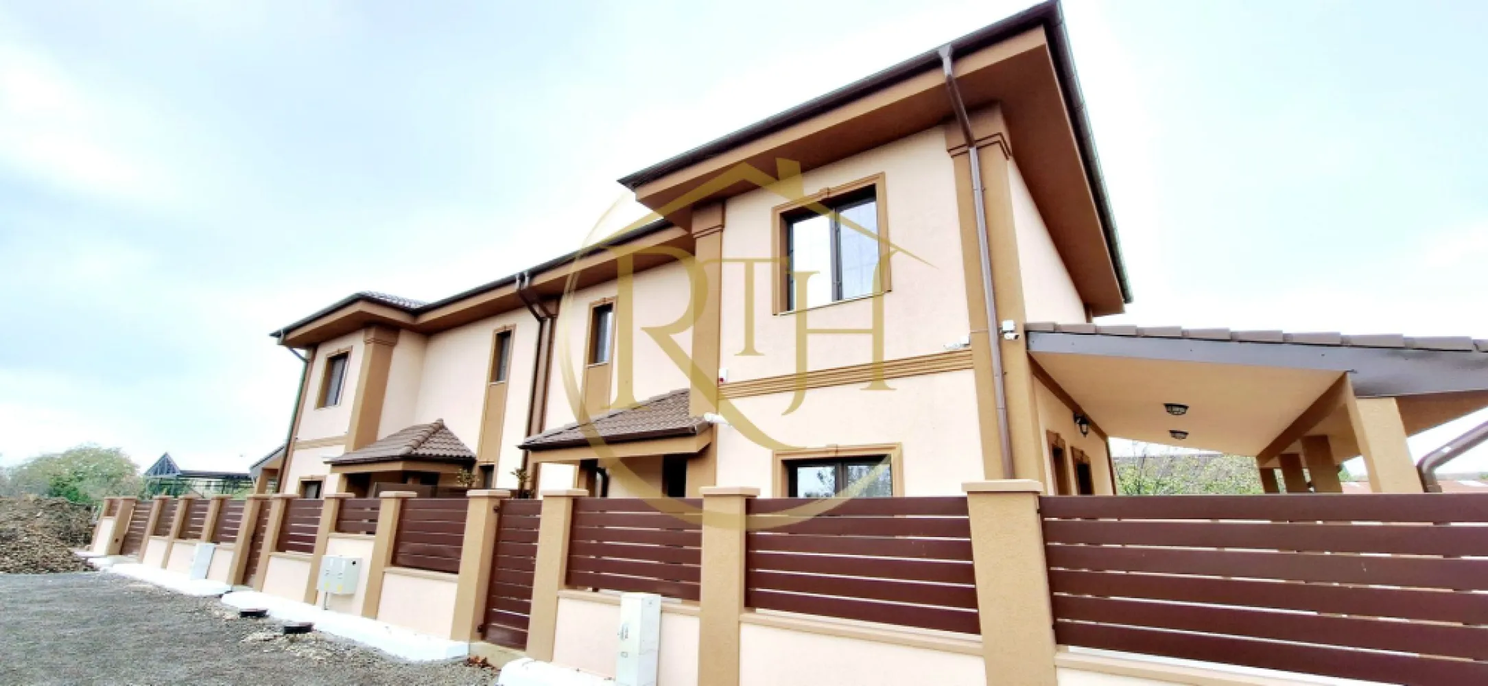 Oferim spre vanzare casa deosebita, cu 5 camere, Giroc, zona Centrala - Avem placerea de a va oferi spre vanzare o casa deosebita, direct de la proprietar, cu 5 camere, situata in zona Centrala a Girocului la doi pasi de Primarie, Scoala, Liceu, Biserica, Magazine, Mijloc de transport in comun . 
Casa este construita din caramida poroterm, izolatie de 10 si 15, materiale de top si finisaje de inalta calitate. Compartimentare foarte eficienta, spatii generoase si luminate natural .
La parter regasim un living generos open space cu bucataria si cu iesire pe terasa, un dormitor, o baie cu dus si spatiu de depozitare sub casa scarii .
Etajul este compus din 3 dormitoare, baie spatioasa cu vana, hol si accesul in pod . 
Casa este individuala, peretii dintre case sunt dubli cu izolatie intre ei, fundatie si pod individual. Terasa are o suprafata de 30 mp utili, acoperita si izolata termic, se poate inchide . 
Finisajele interioare de inalta calitate, scari de marmura, obiecte sanitare de lux . 
Casa se preda la cheie, cu incalzire in pardoseala cu pompe de recirculare a apei, termostate ambientale pe fiecare incapere, clima LG, centrala termica in condensare Aristor, sistem de alarma, sistem supraveghere video, iluminat controlat prin wi.fi, poarta de acces automatizata cu telecomanda . 
Curtea este amenajata cu pavaj si gazon . 
Suprafata utila 130 mp, construiti 160 mp, terasa 30 mp, suprafata teren 250 mp .
Proprietate reprezentata de RealTimHouse.ro . Un pas spre un loc doar al tau !
Vizionare online : https://youtu.be/iyydq34OtbI?feature=shared
Va asteptam cu drag la o vizionare . Vizionarile se pot face doar cu programare . 
Nu se plateste comision agentie .
Un pas spre un loc doar al tau !
Pret : 245000euro . Foarte usor negociabil .