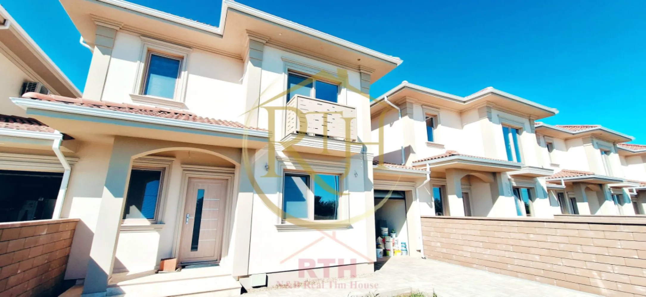 Oferim spre vanzare Duplex cu 5 camere situat in Giroc aproape de DAF - De vânzare Case la cheie separate prin garaj Giroc, zona DAF, Apicultorilor

Oferim spre vânzare case noi, de calitate superioară, cu comision 0%, direct de la proprietar. Imobilele au un regim de înălțime P+E, sunt compuse din 5 camere și au o suprafață utilă de 142 mp, cu teren total de 300 mp.

Compartimentare:

Parter:

Living generos, open space, cu bucătărie deschisă (există posibilitatea de a o închide)

Dormitor luminos, cu vedere spre curtea din față

Baie modernă, echipată cu duș walk-in

Acces direct din living spre o terasă spațioasă de 21 mp, ideală pentru relaxare

Etaj:

3 dormitoare mari și luminoase, dintre care unul are acces la un balcon

Baie principală, spațioasă

Dressing separat pentru un plus de confort

Hol de distribuție între camere

Detalii constructive și dotări:

Construcție din cărămidă Porotherm de 25 cm, cu izolație exterioară de 10 cm, asigurând o bună eficiență termică

Placă de beton între etaj si pod, asigurând stabilitate și izolație fonică

Acoperiș din țiglă, complet izolat

Încălzire în pardoseală, pentru confort optim, dotată cu pompe de recirculare a apei, centrala proprie pe gaz .

Ferestre cu geamuri tripan, echipate cu plase anti-insecte

Uși interioare de calitate marca Porta Doors

Utilități:

Gaz, apă, curent

Fosa septică pentru colectarea apelor uzate

Locație și facilități:

Situate într-o zonă liniștită, departe de agitația orașului, aceste duplexuri oferă un mediu ideal pentru familii

La doar 5 minute distanță de Primărie, Biserică, Școală și supermarketuri

Mijloacele de transport în comun sunt la îndemână, facilitând accesul rapid către Timișoara și alte zone de interes

Zona DAF din Giroc este recunoscută pentru siguranță și atmosfera plăcută, perfectă pentru cei care doresc un stil de viață echilibrat, cu acces la natură, dar aproape de facilități urbane
Preț: 228,500 euro
Proprietate reprezentată de RealTimHouse.ro Un pas spre un loc doar al tău!
Vizionare online disponibilă la următorul link: https://youtu.be/Ukr6iZ5eFxg?feature=shared