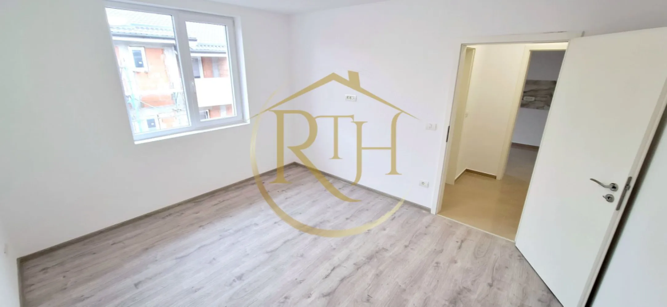 Oferim spre vanzare apartamente cu 1 si 2 camere, Giroc, Zona Centrala - Oferim spre vanzare apartamente cu 2 camere si 1 camera, situate in zona centrala a Girocului, str. Trandafirilor, la doar 2 pasi de primarie, scoala generala, liceu, gradinita, cresa, supermarket.uri, statie de autobuz . 
Apartamentele cu 2 camere au suprafata utila de 38 mp, compuse din dormitor, baie, bucatarie open space cu livingul, hol si balcon cu iesire din living . 
Apartamentele cu 1 camera au suprafata utila de 27 mp si sunt compuse din camera, bucatarie separata, hol intrare, baie si balcon cu iesire din bucaterie . 
Constructie noua din caramida poroterm, izolatie termica, finisaje de inalta calitate, predare la cheie .
Apartamentele vor beneficia de incalzire in pardoseala, centrala termica pe gaz, baie utiliata si mobilata, loc de parcare. Blocul dispune de camera tehnica cu pompe de presiune pentru apa .
Apartamentele se vand nemobilate, pozele sunt cu titlu de prezentare . 
Proprietate repezentata de RealTimHouse.ro . Un pas spre un loc doar al tau !
Vizionare Online : https://youtu.be/j838cL6fg-o?feature=shared
Pret : 2 camere suprafata utila 38 mp - 88000 euro ( parter, etajul1 si etajul 2 ) - 85000 euro etajul 3
Pret : 1 camera suprafata utila 27 mp - 66000 euro
Comisionul agentiei este de 5% .