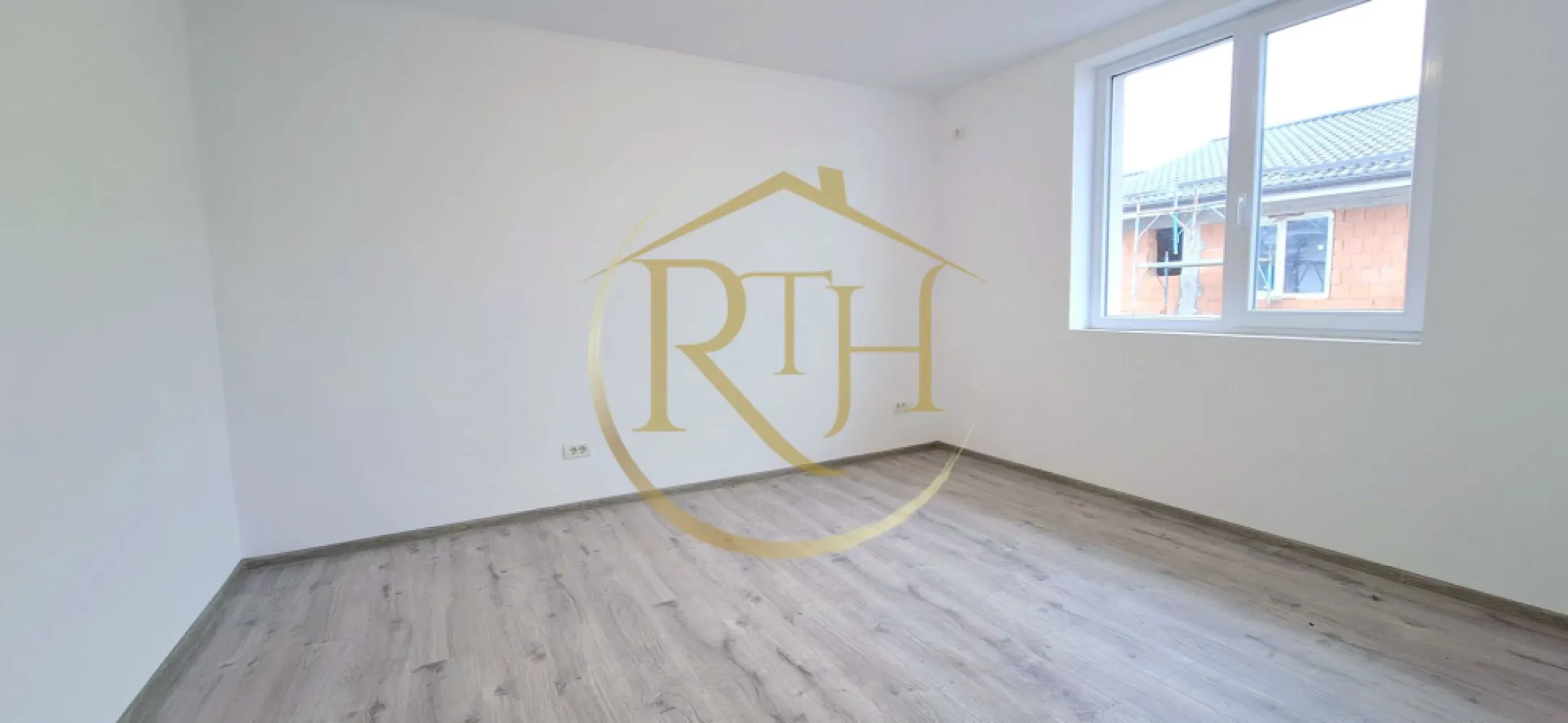 Oferim spre vanzare apartamente cu 1 si 2 camere, Giroc, Zona Centrala - Oferim spre vanzare apartamente cu 2 camere si 1 camera, situate in zona centrala a Girocului, str. Trandafirilor, la doar 2 pasi de primarie, scoala generala, liceu, gradinita, cresa, supermarket.uri, statie de autobuz . 
Apartamentele cu 2 camere au suprafata utila de 38 mp, compuse din dormitor, baie, bucatarie open space cu livingul, hol si balcon cu iesire din living . 
Apartamentele cu 1 camera au suprafata utila de 27 mp si sunt compuse din camera, bucatarie separata, hol intrare, baie si balcon cu iesire din bucaterie . 
Constructie noua din caramida poroterm, izolatie termica, finisaje de inalta calitate, predare la cheie .
Apartamentele vor beneficia de incalzire in pardoseala, centrala termica pe gaz, baie utiliata si mobilata, loc de parcare. Blocul dispune de camera tehnica cu pompe de presiune pentru apa .
Apartamentele se vand nemobilate, pozele sunt cu titlu de prezentare . 
Proprietate repezentata de RealTimHouse.ro . Un pas spre un loc doar al tau !
Vizionare Online : https://youtu.be/j838cL6fg-o?feature=shared
Pret : 2 camere suprafata utila 38 mp - 88000 euro ( parter, etajul1 si etajul 2 ) - 85000 euro etajul 3
Pret : 1 camera suprafata utila 27 mp - 66000 euro
Comisionul agentiei este de 5% .