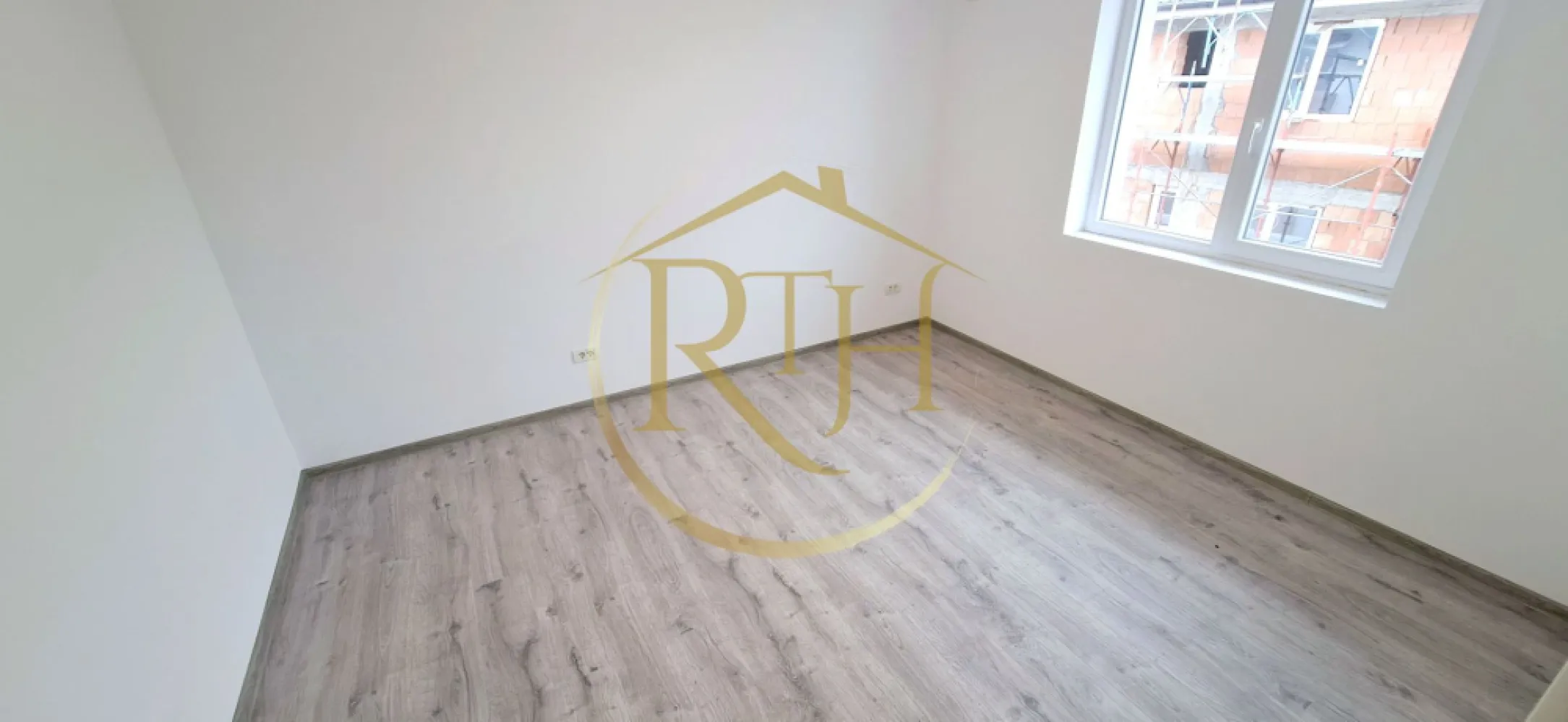 Oferim spre vanzare apartamente cu 1 si 2 camere, Giroc, Zona Centrala - Oferim spre vanzare apartamente cu 2 camere si 1 camera, situate in zona centrala a Girocului, str. Trandafirilor, la doar 2 pasi de primarie, scoala generala, liceu, gradinita, cresa, supermarket.uri, statie de autobuz . 
Apartamentele cu 2 camere au suprafata utila de 38 mp, compuse din dormitor, baie, bucatarie open space cu livingul, hol si balcon cu iesire din living . 
Apartamentele cu 1 camera au suprafata utila de 27 mp si sunt compuse din camera, bucatarie separata, hol intrare, baie si balcon cu iesire din bucaterie . 
Constructie noua din caramida poroterm, izolatie termica, finisaje de inalta calitate, predare la cheie .
Apartamentele vor beneficia de incalzire in pardoseala, centrala termica pe gaz, baie utiliata si mobilata, loc de parcare. Blocul dispune de camera tehnica cu pompe de presiune pentru apa .
Apartamentele se vand nemobilate, pozele sunt cu titlu de prezentare . 
Proprietate repezentata de RealTimHouse.ro . Un pas spre un loc doar al tau !
Vizionare Online : https://youtu.be/j838cL6fg-o?feature=shared
Pret : 2 camere suprafata utila 38 mp - 88000 euro ( parter, etajul1 si etajul 2 ) - 85000 euro etajul 3
Pret : 1 camera suprafata utila 27 mp - 66000 euro
Comisionul agentiei este de 5% .
