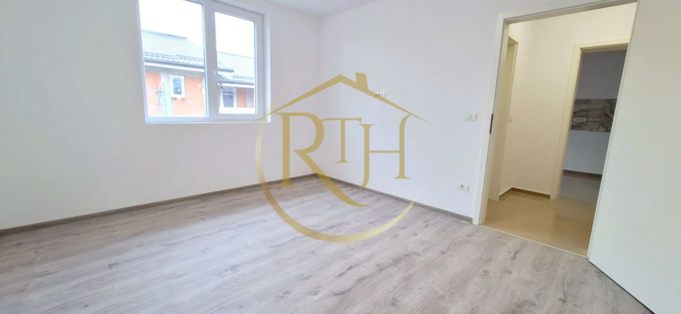 Oferim spre vanzare apartamente cu 1 si 2 camere, Giroc, Zona Centrala - Oferim spre vanzare apartamente cu 2 camere si 1 camera, situate in zona centrala a Girocului, str. Trandafirilor, la doar 2 pasi de primarie, scoala generala, liceu, gradinita, cresa, supermarket.uri, statie de autobuz . 
Apartamentele cu 2 camere au suprafata utila de 38 mp, compuse din dormitor, baie, bucatarie open space cu livingul, hol si balcon cu iesire din living . 
Apartamentele cu 1 camera au suprafata utila de 27 mp si sunt compuse din camera, bucatarie separata, hol intrare, baie si balcon cu iesire din bucaterie . 
Constructie noua din caramida poroterm, izolatie termica, finisaje de inalta calitate, predare la cheie .
Apartamentele vor beneficia de incalzire in pardoseala, centrala termica pe gaz, baie utiliata si mobilata, loc de parcare. Blocul dispune de camera tehnica cu pompe de presiune pentru apa .
Apartamentele se vand nemobilate, pozele sunt cu titlu de prezentare . 
Proprietate repezentata de RealTimHouse.ro . Un pas spre un loc doar al tau !
Vizionare Online : https://youtu.be/j838cL6fg-o?feature=shared
Pret : 2 camere suprafata utila 38 mp - 88000 euro ( parter, etajul1 si etajul 2 ) - 85000 euro etajul 3
Pret : 1 camera suprafata utila 27 mp - 66000 euro
Comisionul agentiei este de 5% .