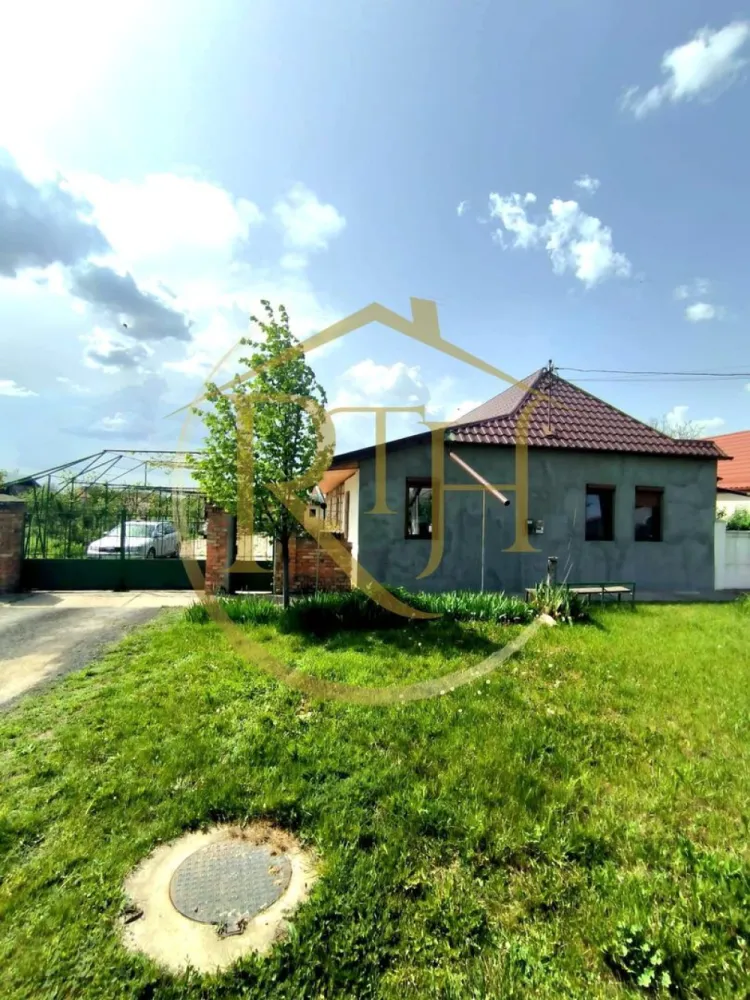 Oferim spre vanzare, Casa cu 5 camere, teren 1500 mp, Beregsau Mare - Oferim spre vanzare, 0% Comision, casa cu 5 camere plus anexe situata in Beregsau Mare .
Această casă este situată într-o zonă liniștită din Beregsău Mare, perfectă pentru cei care doresc să se bucure de confortul unui spațiu generos, departe de aglomerația orașului, dar suficient de aproape de Timișoara pentru a beneficia de toate facilitățile urbane. Accesul rapid către Timișoara, la doar 25 de minute distanță, face din această locație una ideală pentru familii sau cei care doresc să locuiască într-un mediu rural, dar cu acces ușor la oraș.
Casa este renovata, construita din caramida si BCA, cu funatie si placa de beton, acoperis nou si are o suprafata utila de 190 mp .

Proprietatea dispune de un teren generos de 1500 mp, perfect pentru activități de relaxare în aer liber sau pentru proiecte personale. Anexele pot fi utilizate ca spații de depozitare sau pot fi transformate în alte funcțiuni utile (atelier, garaj, etc.).

Compartimentarea casei este foarte eficienta, compusa din living foarte spatios pentru relaxare cu dining room, 4 dormitoare fiecare cu intrare separata spatioase indeale pentru o familie numeroasa, bucatarie, baie, bucatarie de vara, camera tehnica, beci si alte anexe si spatii de depozitare .
Casa dispune de urmatoarele utilitati, apa de la retea, apa forata cu hidrofor, curent electric si racordata la reteaua de canalizare . Pe viitor urmeaza a se trage reteaua de gaz .
Confortul termic al casei se realieaza cu ajutorul centralei termice pe lemne, peleti etc si calorifere .
Casa se vinde complet mobilata si utilata . Ideal pentru investitie sau pentru locuit .
Proprietate reprezentata in de RealTimHouse.ro . Un pas spre un loc doar al tau !
Vizionare online : https://youtu.be/AmXRMof8iZc?feature=shared
Pret : 160000 euro foarte usor negociabil . Nu se plateste comison agentie .
Cei care doresc un teren mai mare pot achizitioana casa cu intreaga ei suprafata de teren de 2814 mp la pretul de 200000 euro .