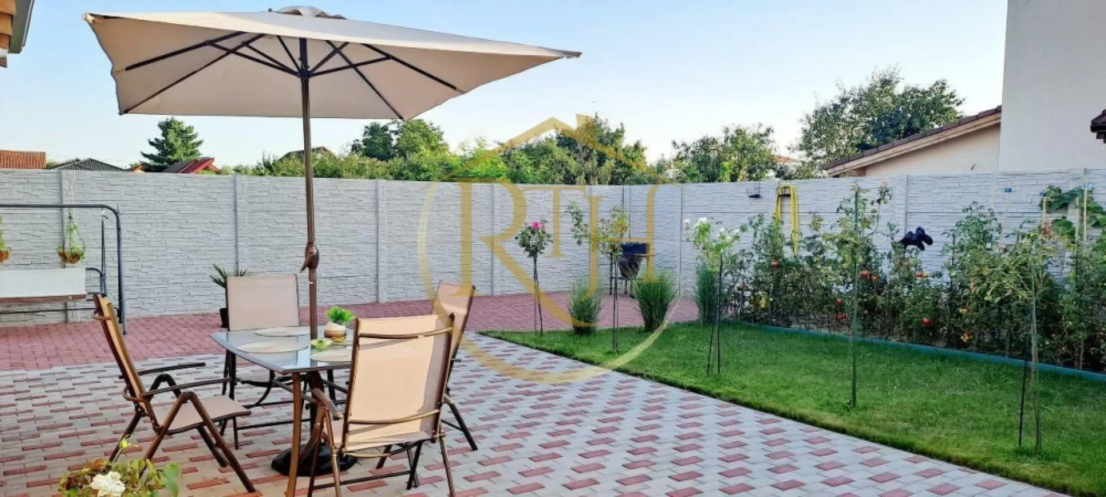 Vând casă vila cu 5 camere,in Giroc ,materiale premium,comision ,0' - Vând vilă cu 5 camere în Giroc – Locuința ideală pentru o familie!

Locuința a fost finalizată în octombrie 2022 și se află într-o zonă liniștită, doar cu case, oferind un mediu privat și confortabil. Amplasată într-o locație excelentă, aproape de centre comerciale, școli, grădinițe și Primărie, vila beneficiază de toate utilitățile necesare (apă, gaz, canalizare, electricitate, telefonie, internet, televiziune), fiind locul perfect pentru o viață modernă și fără griji.

Caracteristici principale:

Acces privat: Drum privat ce deservește doar 4 imobile, asigurând intimitate și liniște.

Siguranță: Camere de supraveghere video și sistem de alarmă pentru un trai sigur.

Acces comod în curte: 2 porți auto și 1 poartă pietonală, cu un front stradal generos de 30 m.

Curte amenajată cu pavaj și gazon pentru un spațiu exterior elegant și ușor de întreținut.

Panouri fotovoltaice de 6,5 kWh – eficiență energetică și costuri reduse la electricitate.

Carport de 20 m² + magazie de 25 m², ideal pentru depozitare suplimentară.

Compartimentare interioară:

Parter:

Dormitor spațios, mobilat și amenajat într-un stil modern și elegant.

Baie cu cabină de duș din sticlă, realizată la comandă.

Living generos, modern și luminos, perfect pentru momentele de relaxare.

Bucătărie închisă, complet utilată și cu mobilier realizat la comandă, perfectă pentru gătit în liniște.

Spațiu de depozitare amplu sub casa scării.

Etaj:

Două dormitoare mari, mobilate cu mobilier personalizat.

Dressing de mari dimensiuni pentru un spațiu organizat.

Baie modernă cu cadă și loc special pentru mașina de spălat și uscător.

Dotări suplimentare:

Încălzire în pardoseală pe fiecare zonă, controlată prin termostat de ambient.

Centrală în condensare, pentru eficiență energetică.

Finisaje de înaltă calitate, cu vopsea lavabilă Tifel pe pereți și detalii care reflectă eleganța și confortul.

Pod generos pentru depozitare suplimentară.

Curte împrejmuită cu gard din beton, ce asigură intimitate și siguranță.

Parcare: 4 locuri de parcare în curte, pentru confortul și siguranța autoturismelor tale.

Casa se vinde complet mobilată, iar bucătăria este complet utilată, pregătită să îți ofere confortul unui trai modern din prima zi.

Locație ideală: Vila se află într-o zonă foarte liniștită de case, departe de agitația orașului, dar în apropierea tuturor facilităților necesare unei vieți urbane.
Proprietate reprezentata de RealTimHouse.ro . Un pas spre un loc doar al tau !
Pret : 350 000 euro ,nu se plateste comision agentie.
