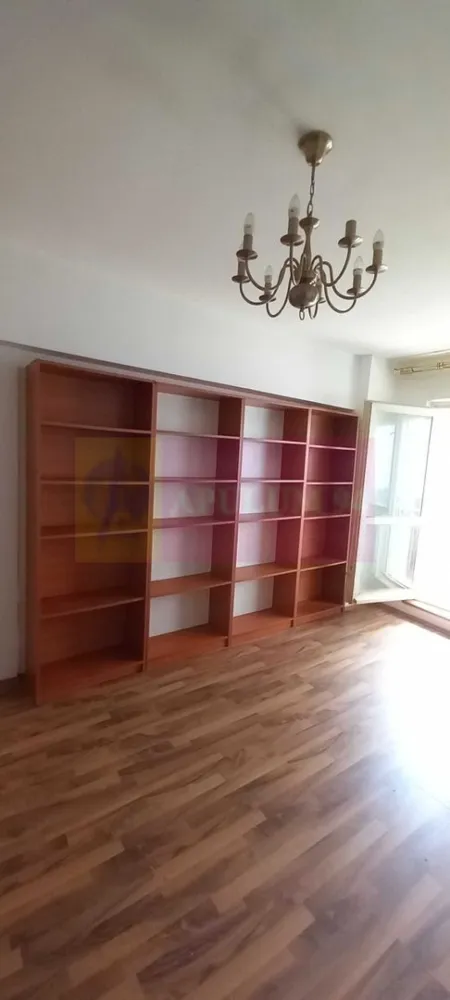 2 camere, , Campia Libertatii, Parklake, Dristor - Agentia Imobiliara Apulum 94, va propune spre vanzare
Apartament 2 camere, decomandat, intr-un bloc din 1988, 
Blocul este anvelopat
Apartamentul este bine compartimentat, cu spatii de depozitare, zugravit luna aceasta, toate ferestrele sunt in spatele blocului (linistea asigurata), mobilat, aer conditionat, masina de spalat, frigider, televizor