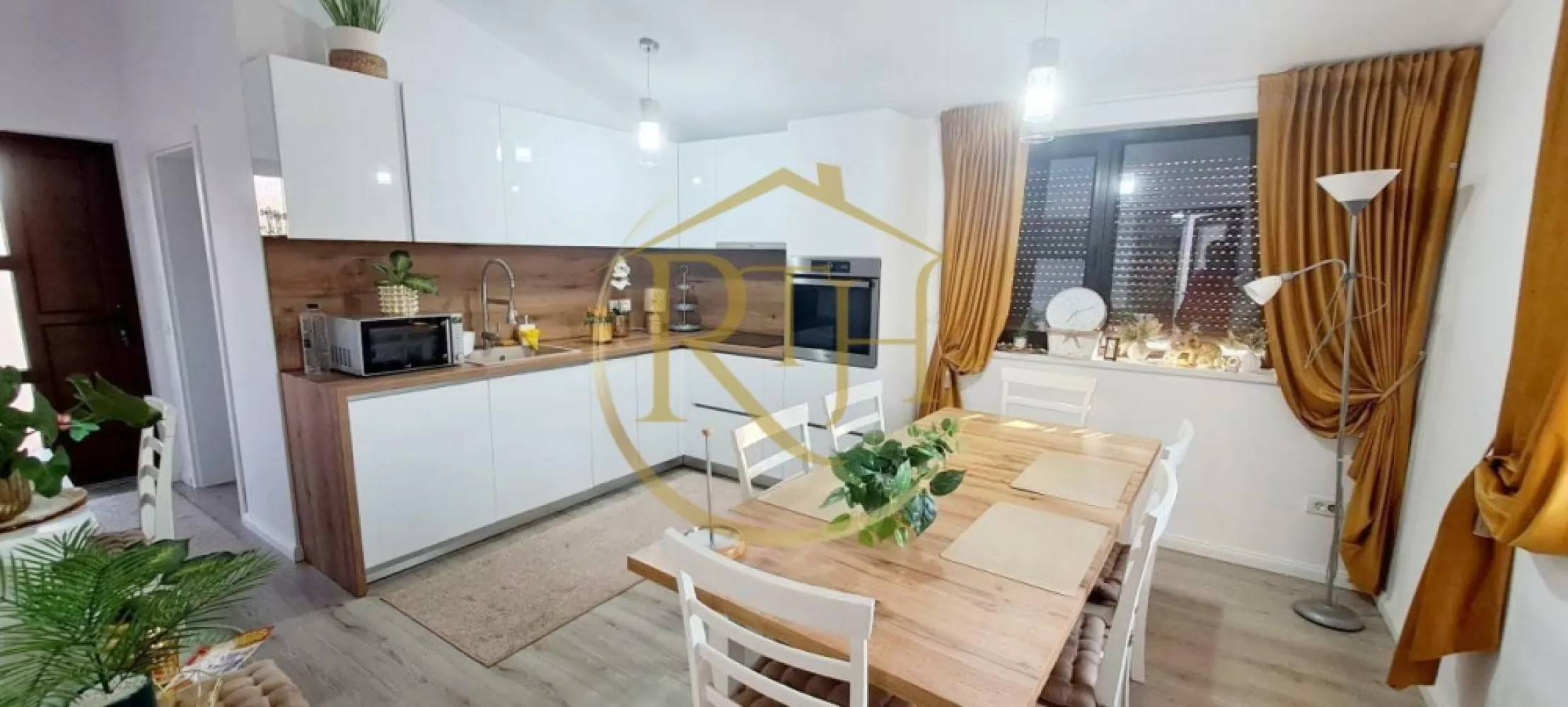 Vând casă vila cu 5 camere,in Giroc ,materiale premium,comision ,0' - Vând vilă cu 5 camere în Giroc – Locuința ideală pentru o familie!

Locuința a fost finalizată în octombrie 2022 și se află într-o zonă liniștită, doar cu case, oferind un mediu privat și confortabil. Amplasată într-o locație excelentă, aproape de centre comerciale, școli, grădinițe și Primărie, vila beneficiază de toate utilitățile necesare (apă, gaz, canalizare, electricitate, telefonie, internet, televiziune), fiind locul perfect pentru o viață modernă și fără griji.

Caracteristici principale:

Acces privat: Drum privat ce deservește doar 4 imobile, asigurând intimitate și liniște.

Siguranță: Camere de supraveghere video și sistem de alarmă pentru un trai sigur.

Acces comod în curte: 2 porți auto și 1 poartă pietonală, cu un front stradal generos de 30 m.

Curte amenajată cu pavaj și gazon pentru un spațiu exterior elegant și ușor de întreținut.

Panouri fotovoltaice de 6,5 kWh – eficiență energetică și costuri reduse la electricitate.

Carport de 20 m² + magazie de 25 m², ideal pentru depozitare suplimentară.

Compartimentare interioară:

Parter:

Dormitor spațios, mobilat și amenajat într-un stil modern și elegant.

Baie cu cabină de duș din sticlă, realizată la comandă.

Living generos, modern și luminos, perfect pentru momentele de relaxare.

Bucătărie închisă, complet utilată și cu mobilier realizat la comandă, perfectă pentru gătit în liniște.

Spațiu de depozitare amplu sub casa scării.

Etaj:

Două dormitoare mari, mobilate cu mobilier personalizat.

Dressing de mari dimensiuni pentru un spațiu organizat.

Baie modernă cu cadă și loc special pentru mașina de spălat și uscător.

Dotări suplimentare:

Încălzire în pardoseală pe fiecare zonă, controlată prin termostat de ambient.

Centrală în condensare, pentru eficiență energetică.

Finisaje de înaltă calitate, cu vopsea lavabilă Tifel pe pereți și detalii care reflectă eleganța și confortul.

Pod generos pentru depozitare suplimentară.

Curte împrejmuită cu gard din beton, ce asigură intimitate și siguranță.

Parcare: 4 locuri de parcare în curte, pentru confortul și siguranța autoturismelor tale.

Casa se vinde complet mobilată, iar bucătăria este complet utilată, pregătită să îți ofere confortul unui trai modern din prima zi.

Locație ideală: Vila se află într-o zonă foarte liniștită de case, departe de agitația orașului, dar în apropierea tuturor facilităților necesare unei vieți urbane.
Proprietate reprezentata de RealTimHouse.ro . Un pas spre un loc doar al tau !
Pret : 350 000 euro ,nu se plateste comision agentie.