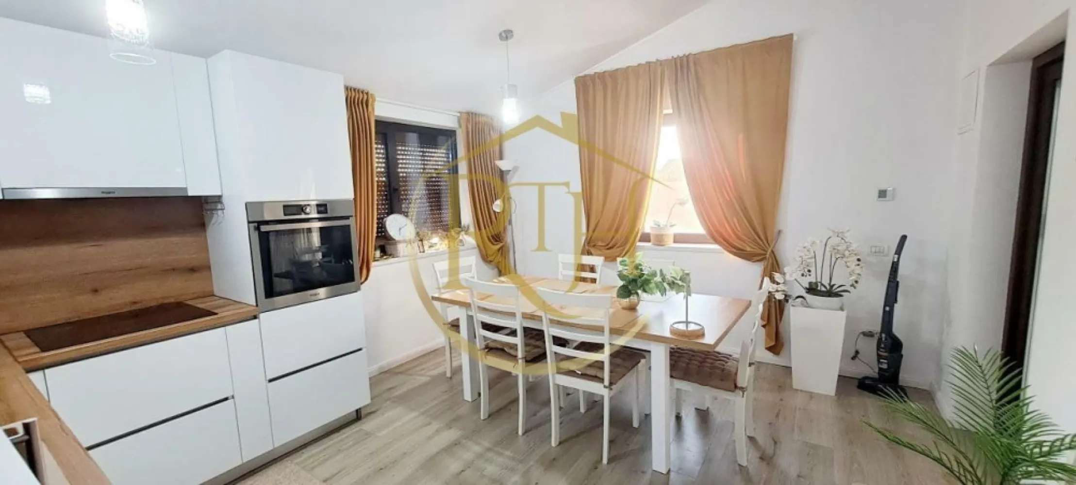 Vând casă vila cu 5 camere,in Giroc ,materiale premium,comision ,0'