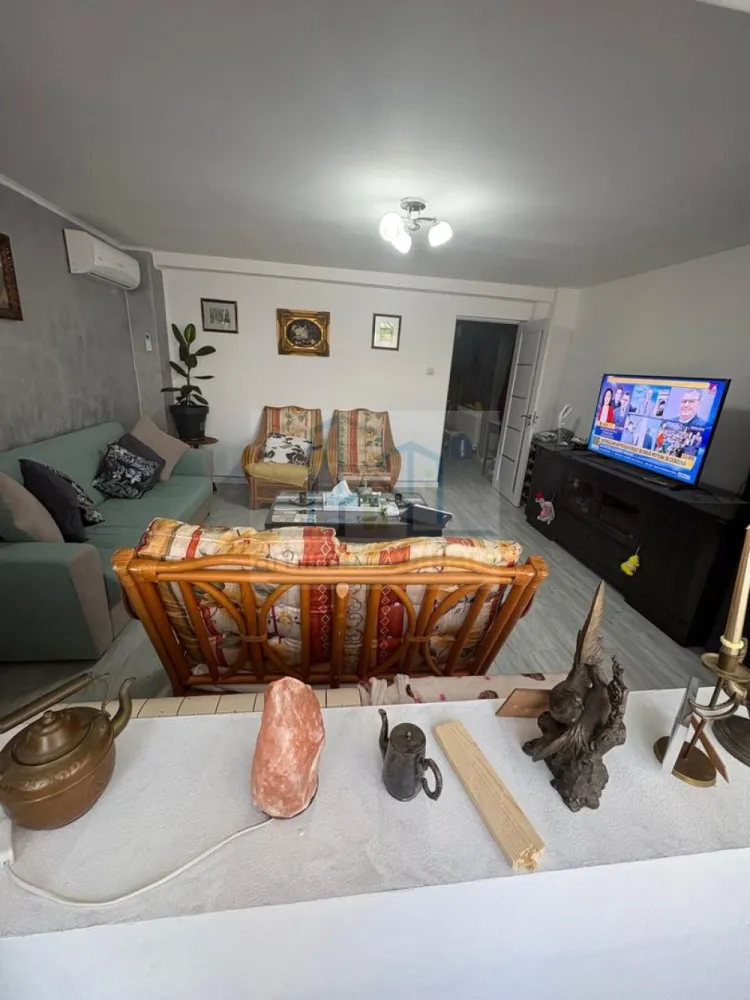 Apartament 3 camere decomandat, – Pantelimon, Ilfov | Parcare + boxă - ✨ Apartament 3 camere DEOSEBIT | Complet renovat 2024 | Parcare | Zonă liniștită Pantelimon ✨

Arhire Imobiliare vă propune spre vânzare un apartament cu adevărat special, ideal pentru cei care caută confort, liniște și un spațiu gata de mutare — fără compromisuri.

📍 Situat în Pantelimon, într-o zonă retrasă de agitația urbană, acest apartament cu 3 camere decomandate se află la parterul unui imobil cochet cu regim redus de înălțime (P+2), construit în 1987 — un bloc solid, bine întreținut.

🏡 Spațiu generos & compartimentare ideală
Suprafață utilă: 75,45 mp
Suprafață totală: 94,92 mp
Compartimentare decomandată — maxim de confort și intimitate

✔ Living spațios și luminos (se preda semimobilat)
✔ 2 dormitoare confortabile cu dressinguri incluse
✔ Bucătărie separată, complet utilată
✔ Baie modernă, complet mobilată și utilată
✔ Vestibul generos
✔ 2 balcoane
✔ Boxă pentru depozitare

🔧 Renovat complet – TOTUL NOU (2024)

Apartamentul a fost renovat integral, astfel încât tu să te muți fără nicio grijă:

✔ Instalații electrice și sanitare noi
✔ Finisaje moderne (gresie, faianță, parchet)
✔ Uși interioare schimbate
✔ Design contemporan
✔ Centrală termică proprie

🚗 Avantaje care fac diferența
Loc de parcare alocat de primărie
Bloc și scară curate și îngrijite
Clasă energetică B
Corpuri de iluminat incluse
Acces facil, ideal pentru familii sau persoane în vârstă
📍 Localizare excelentă – TOTUL aproape
2 minute: Primărie
3–5 minute: școală, grădiniță, piață, supermarket, parc
3–4 minute: transport în comun
15–18 minute: metrou Pantelimon

💎 De ce merită acest apartament?

✔ Gata de mutare — fără investiții suplimentare
✔ Zonă liniștită, perfectă pentru locuit
✔ Spații bine optimizate + depozitare
✔ Ideal pentru familie sau investiție

💰 Preț: 105800 € (ușor negociabil)
🏦 Se acceptă credit ipotecar

Va asteptam la vizionare