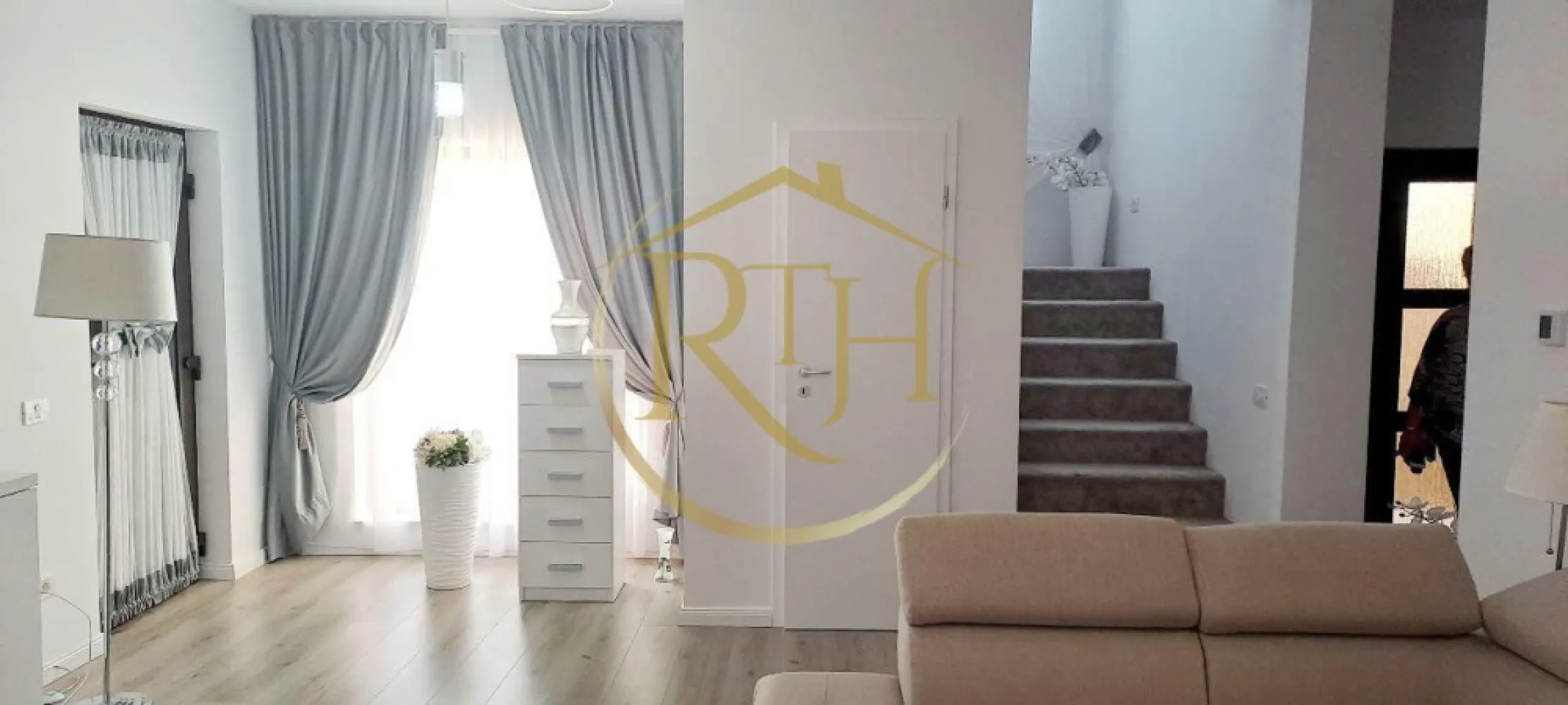 Vând casă vila cu 5 camere,in Giroc ,materiale premium,comision ,0'