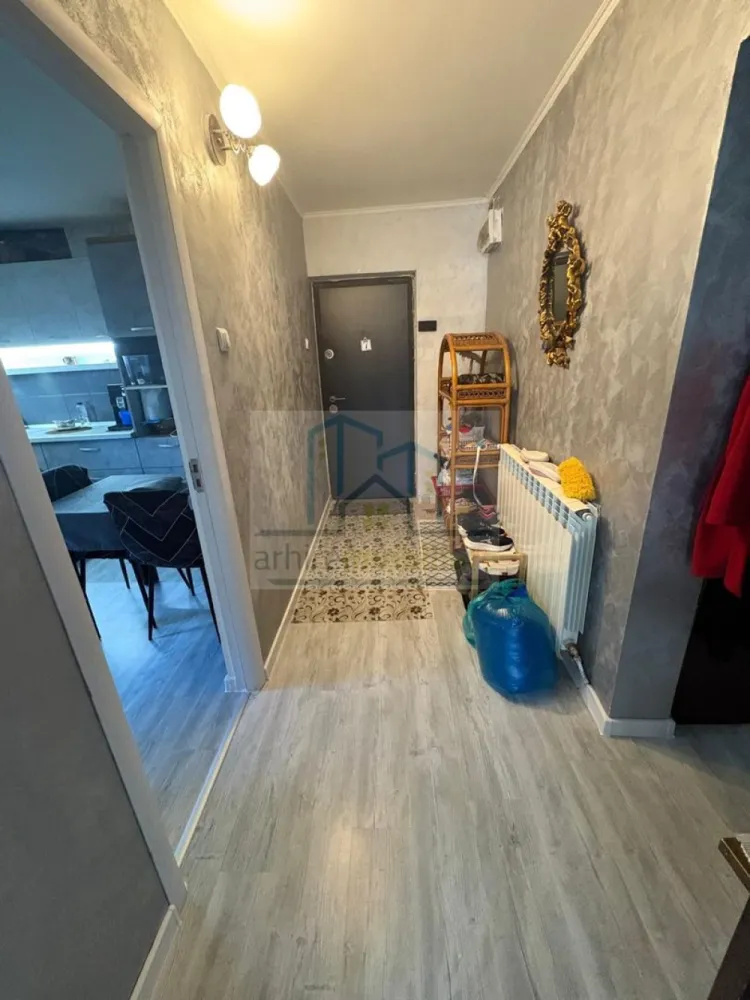 Apartament 3 camere decomandat, – Pantelimon, Ilfov | Parcare + boxă - ✨ Apartament 3 camere DEOSEBIT | Complet renovat 2024 | Parcare | Zonă liniștită Pantelimon ✨

Arhire Imobiliare vă propune spre vânzare un apartament cu adevărat special, ideal pentru cei care caută confort, liniște și un spațiu gata de mutare — fără compromisuri.

📍 Situat în Pantelimon, într-o zonă retrasă de agitația urbană, acest apartament cu 3 camere decomandate se află la parterul unui imobil cochet cu regim redus de înălțime (P+2), construit în 1987 — un bloc solid, bine întreținut.

🏡 Spațiu generos & compartimentare ideală
Suprafață utilă: 75,45 mp
Suprafață totală: 94,92 mp
Compartimentare decomandată — maxim de confort și intimitate

✔ Living spațios și luminos (se preda semimobilat)
✔ 2 dormitoare confortabile cu dressinguri incluse
✔ Bucătărie separată, complet utilată
✔ Baie modernă, complet mobilată și utilată
✔ Vestibul generos
✔ 2 balcoane
✔ Boxă pentru depozitare

🔧 Renovat complet – TOTUL NOU (2024)

Apartamentul a fost renovat integral, astfel încât tu să te muți fără nicio grijă:

✔ Instalații electrice și sanitare noi
✔ Finisaje moderne (gresie, faianță, parchet)
✔ Uși interioare schimbate
✔ Design contemporan
✔ Centrală termică proprie

🚗 Avantaje care fac diferența
Loc de parcare alocat de primărie
Bloc și scară curate și îngrijite
Clasă energetică B
Corpuri de iluminat incluse
Acces facil, ideal pentru familii sau persoane în vârstă
📍 Localizare excelentă – TOTUL aproape
2 minute: Primărie
3–5 minute: școală, grădiniță, piață, supermarket, parc
3–4 minute: transport în comun
15–18 minute: metrou Pantelimon

💎 De ce merită acest apartament?

✔ Gata de mutare — fără investiții suplimentare
✔ Zonă liniștită, perfectă pentru locuit
✔ Spații bine optimizate + depozitare
✔ Ideal pentru familie sau investiție

💰 Preț: 105800 € (ușor negociabil)
🏦 Se acceptă credit ipotecar

Va asteptam la vizionare