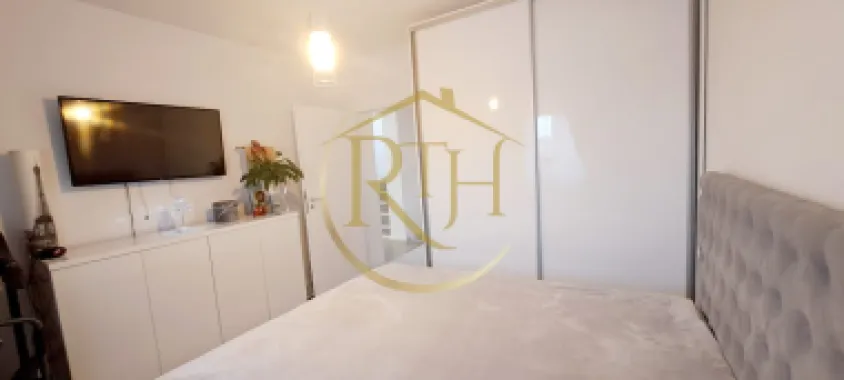 Vând casă vila cu 5 camere,in Giroc ,materiale premium,comision ,0'