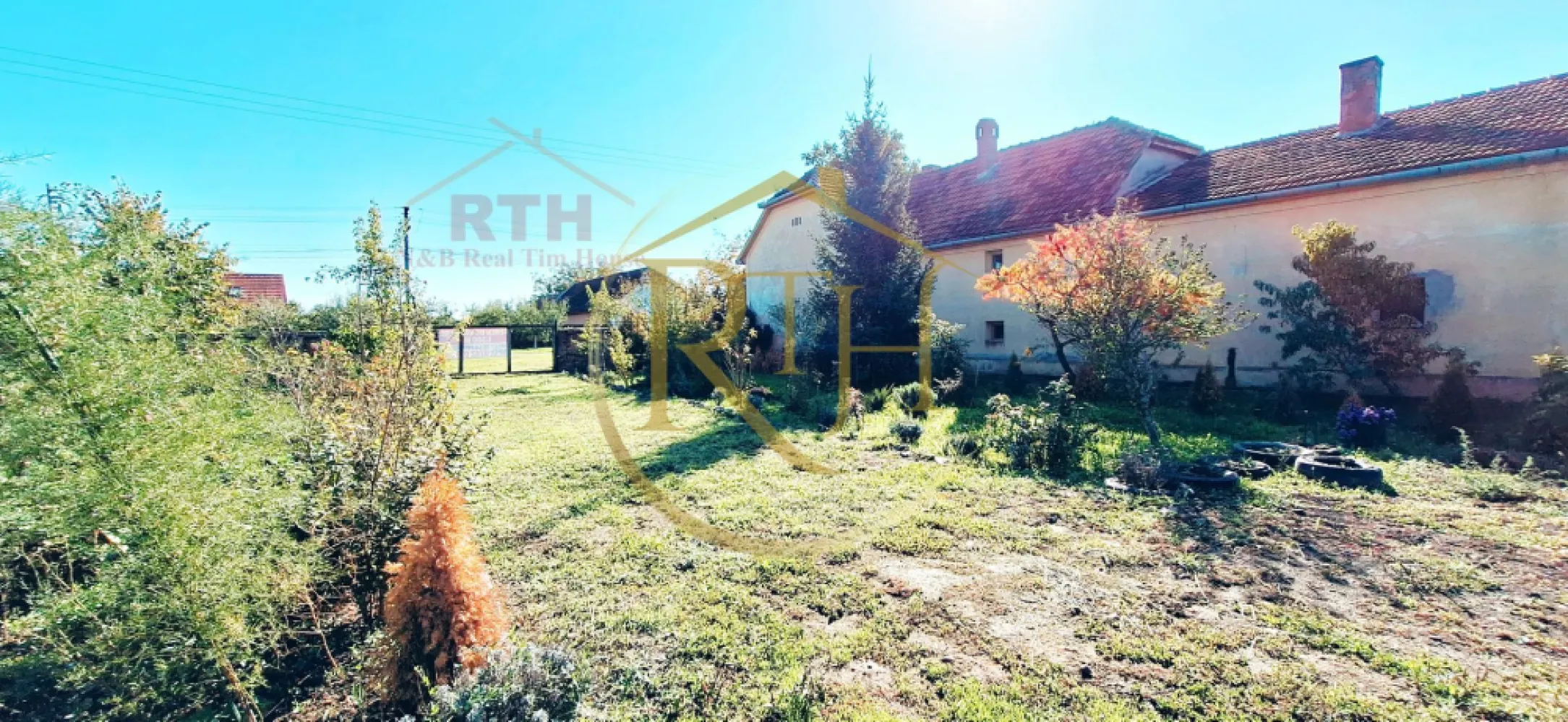 Parcela de teren, ideala pentru casa, sp 1300 mp, utilitati - Oferim spre vanzare, 0% comision pentru cumparator, parcelă de teren intravilan situată în Beregsău Mare, la aproximativ 25 de minute de Timișoara. Terenul oferă acces rapid și facil către oraș, ideală pentru construcția unei case sau alte investiții imobiliare.

Detalii teren:
Suprafață totală: 1300 mp (după dezmembrare)
Front stradal: aproximativ 17 metri, oferind posibilitatea unei deschideri generoase la drum, ideal pentru construcția unei case cu grădină spațioasă sau alte tipuri de proiecte.

Utilități disponibile:
Apă: rețea publică de apă disponibilă la marginea parcelei + foraj de apă deja realizat pe teren.
Curent electric: disponibil la frontul parcelei, ușor accesibil pentru racordare.
Canalizare: rețea de canalizare disponibilă la stradă, pentru racordare simplă și rapidă.

Informații suplimentare:
Parcela este bine poziționată, strada asfaltata, într-o zonă liniștită, dar în același timp aproape de facilități importante din Timișoara la aproximativ 25 de minute . 

Datorită dimensiunii generoase și a frontului stradal de aproximativ 17 metri, există multiple opțiuni de proiectare și utilizare a terenului, inclusiv pentru construcții rezidențiale de tip vilă, casă cu grădină, etc.
Proprietate reprezentata de RealTimHouse .ro . Un pas spre un loc doar al tau ! 
Preț: 40.000 euro . Nu se plateste comision agentie .