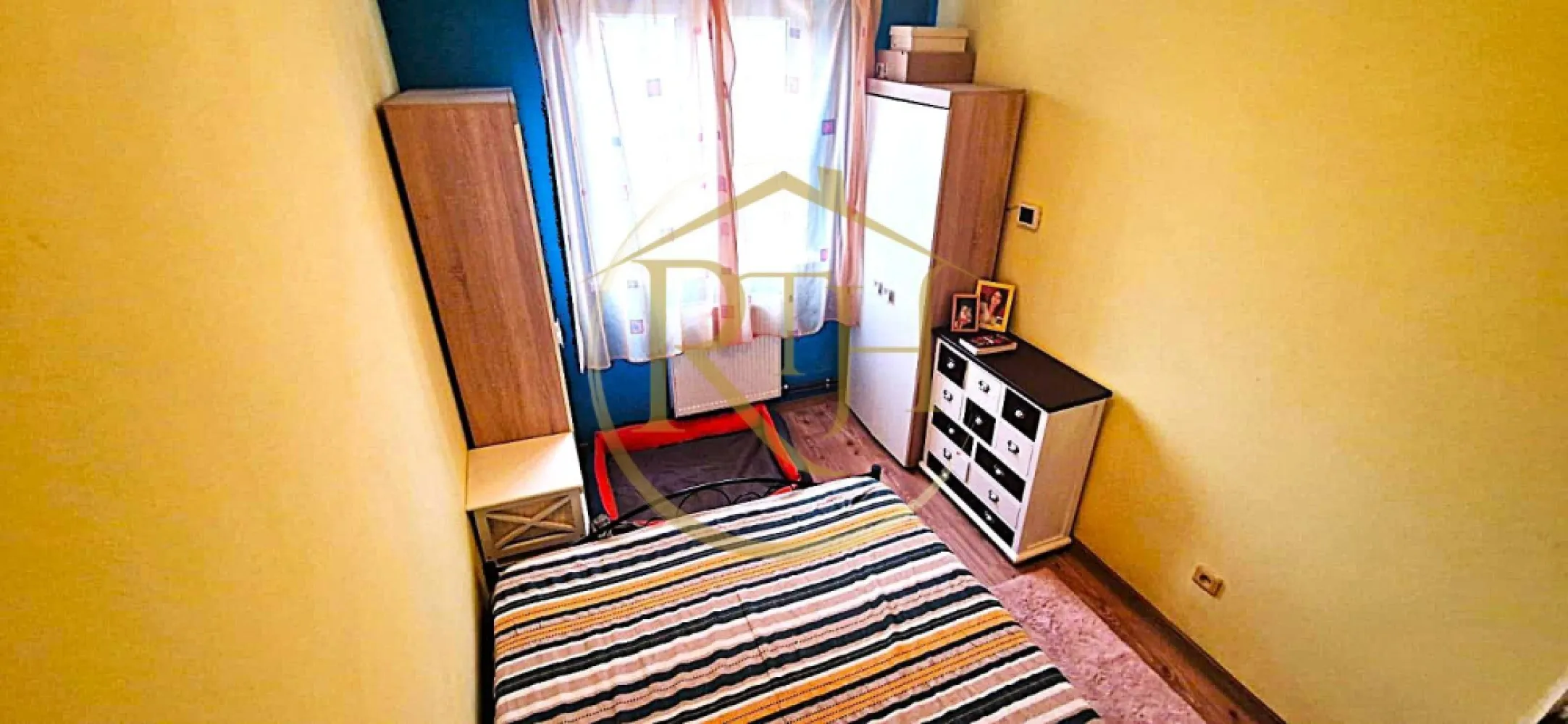 Vand apartament cu 4 camere in zona spitalul judetean,comision ,,0'' - Vând apartament cu 4 camere, semidecomandat, situat într-o zonă centrală, la doar câțiva pași de Spitalul Județean și alte facilități esențiale.
Locație excelentă și accesibilitate:

La doar 1 minut de grădiniță 5 minute de școală, fiind ideal pentru o familie cu copii.
Legături excelente cu mijloacele de transport: tramvai 9, autobuz E2, firobuz 15 și 16.
Aproape de magazine alimentare: Profi, Penny, Carrefour, pentru confortul zilnic.
Zona liniștită și bine conectată la principalele puncte de interes din oraș.

Caracteristici apartament:
Suprafață utilă: 64,56 m²
Compartimentare: Antreu, cameră, bucătărie, baie, living, sas, 2 camere și balcon.
Confort termic: Centrala proprie și climatizare pentru un mediu optim în orice sezon.
Stare: Apartamentul se vinde parțial mobilat și utilat, fiind perfect pentru mutare rapidă sau personalizare.

Posibilități de achiziție:

Se poate cumpăra atât cu bani cash, cât și prin credit ipotecar.

Consultanță financiară gratuită pentru accesarea unui credit ipotecar, oferită prin intermediul unui broker acreditat, pentru a facilita procesul de cumpărare.

Preț: 98.000 EUR ,fără comision agenție!

Proprietatea este reprezentată în exclusivitate de RealTimHouse.ro.

Un pas spre un loc doar al tău!