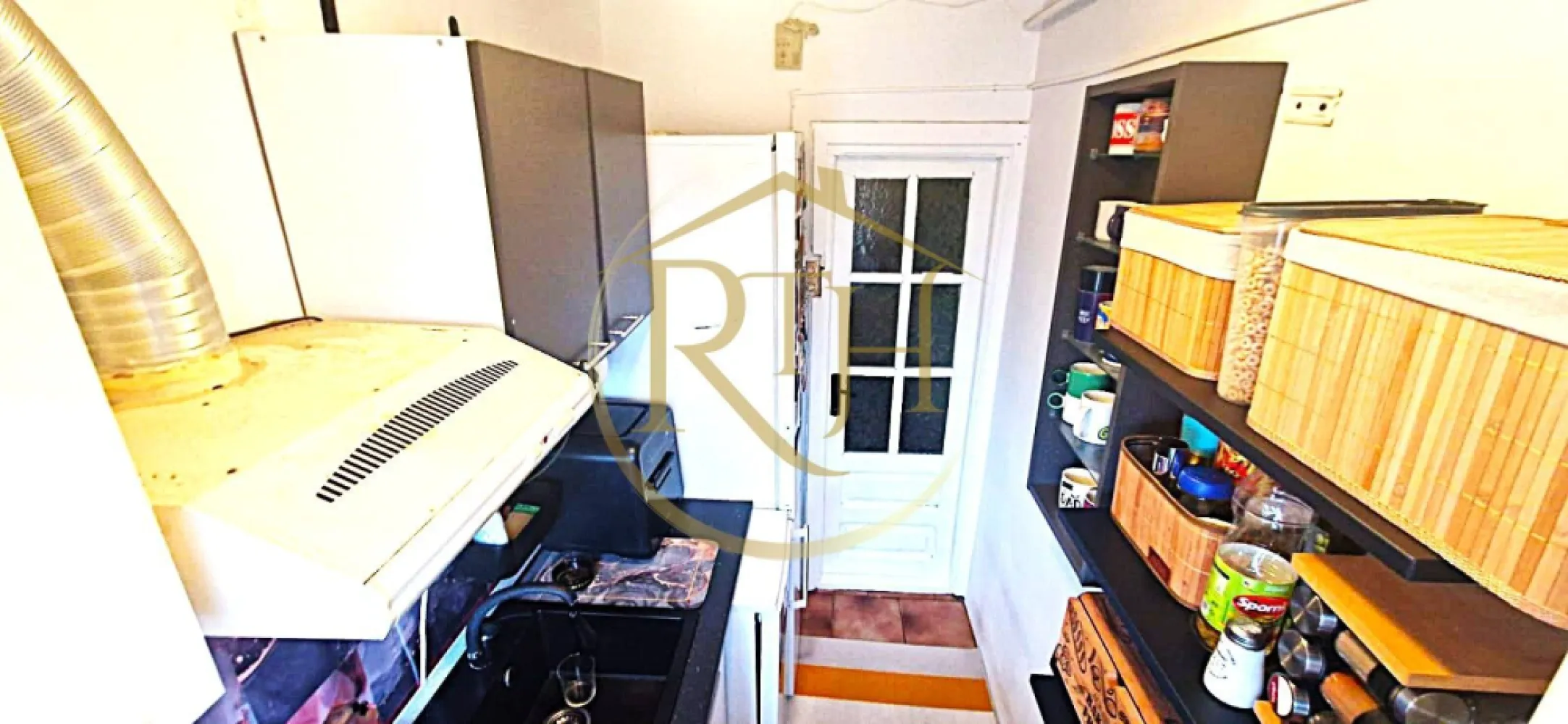 Vand apartament cu 4 camere in zona spitalul judetean,comision ,,0''
