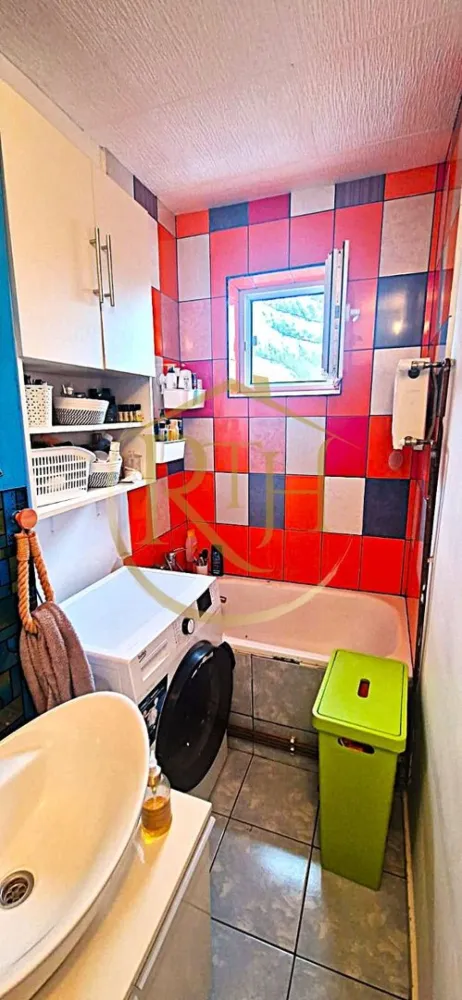 Vand apartament cu 4 camere in zona spitalul judetean,comision ,,0''