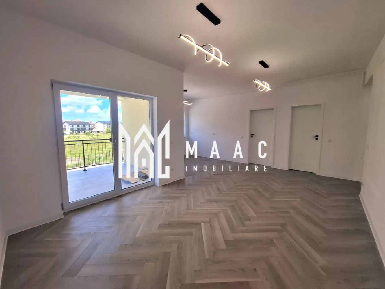 Apartament 3 camere decomandat | Pictor Nicolae Brana, Șelimbăr | 71 mp, etaj 1 - Apartament de 3 camere decomandat, situat în Șelimbăr, pe Strada Pictor Nicolae Brana, cu 71 mp utili, etaj 1, construit în 2025 și finisat modern.

Detalii proprietate:
• Suprafață utilă: 71 mp
• Compartimentare: decomandat
• Living openspace cu bucătărie și ieșire pe terasa de 9 mp
• 2 dormitoare, dintre care unul cu baie proprie
• 2 băi și hol
• Confort 1
• Etaj 1 din 3
• Construcție 2025
• Finisat modern
• 1 loc de parcare
• Boxă de depozitare de 19 mp

Locație:
Proprietatea este amplasată în Șelimbăr, pe Strada Pictor Nicolae Brana.

Pentru mai multe detalii și pentru programarea unei vizionări, contactați-ne și menționați codul CP3169157.