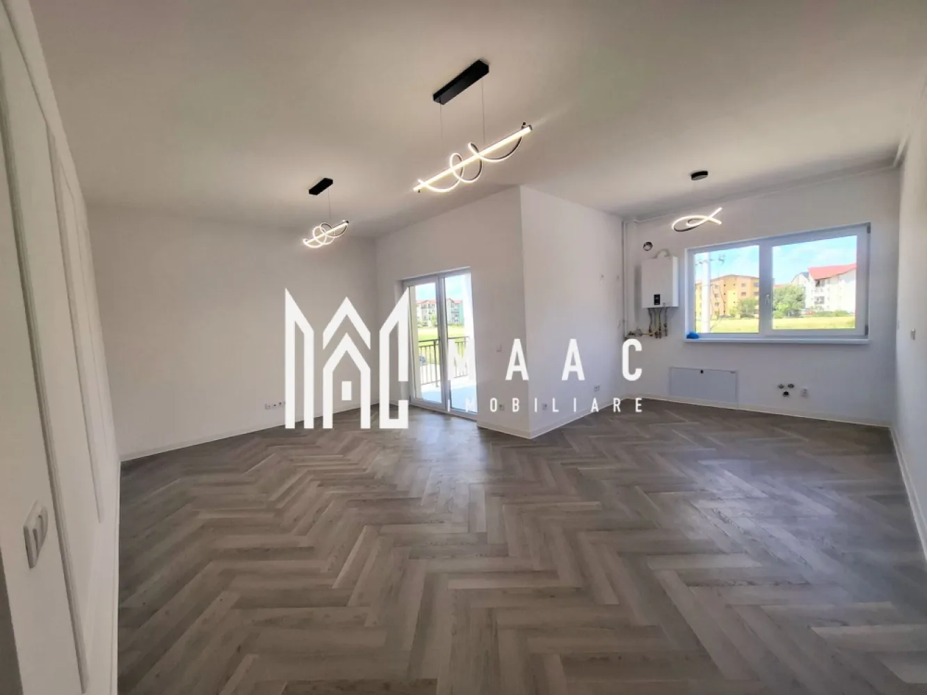 Apartament 3 camere decomandat | Pictor Nicolae Brana, Șelimbăr | 71 mp, etaj 1 - Apartament de 3 camere decomandat, situat în Șelimbăr, pe Strada Pictor Nicolae Brana, cu 71 mp utili, etaj 1, construit în 2025 și finisat modern.

Detalii proprietate:
• Suprafață utilă: 71 mp
• Compartimentare: decomandat
• Living openspace cu bucătărie și ieșire pe terasa de 9 mp
• 2 dormitoare, dintre care unul cu baie proprie
• 2 băi și hol
• Confort 1
• Etaj 1 din 3
• Construcție 2025
• Finisat modern
• 1 loc de parcare
• Boxă de depozitare de 19 mp

Locație:
Proprietatea este amplasată în Șelimbăr, pe Strada Pictor Nicolae Brana.

Pentru mai multe detalii și pentru programarea unei vizionări, contactați-ne și menționați codul CP3169157.
