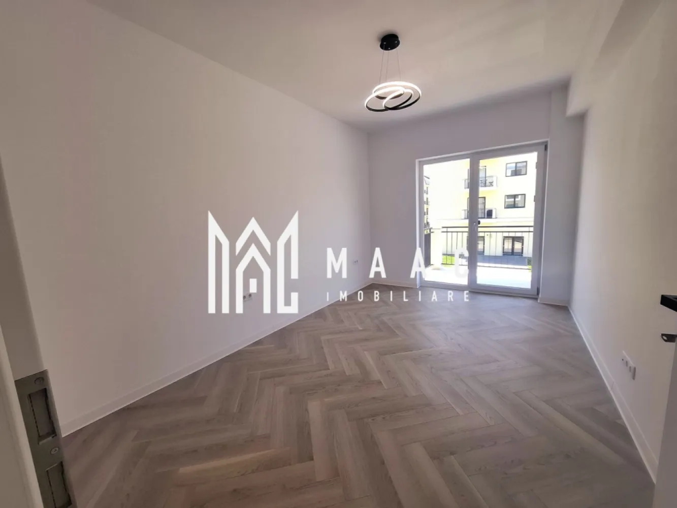Apartament 3 camere decomandat | Pictor Nicolae Brana, Șelimbăr | 71 mp, etaj 1 - Apartament de 3 camere decomandat, situat în Șelimbăr, pe Strada Pictor Nicolae Brana, cu 71 mp utili, etaj 1, construit în 2025 și finisat modern.

Detalii proprietate:
• Suprafață utilă: 71 mp
• Compartimentare: decomandat
• Living openspace cu bucătărie și ieșire pe terasa de 9 mp
• 2 dormitoare, dintre care unul cu baie proprie
• 2 băi și hol
• Confort 1
• Etaj 1 din 3
• Construcție 2025
• Finisat modern
• 1 loc de parcare
• Boxă de depozitare de 19 mp

Locație:
Proprietatea este amplasată în Șelimbăr, pe Strada Pictor Nicolae Brana.

Pentru mai multe detalii și pentru programarea unei vizionări, contactați-ne și menționați codul CP3169157.