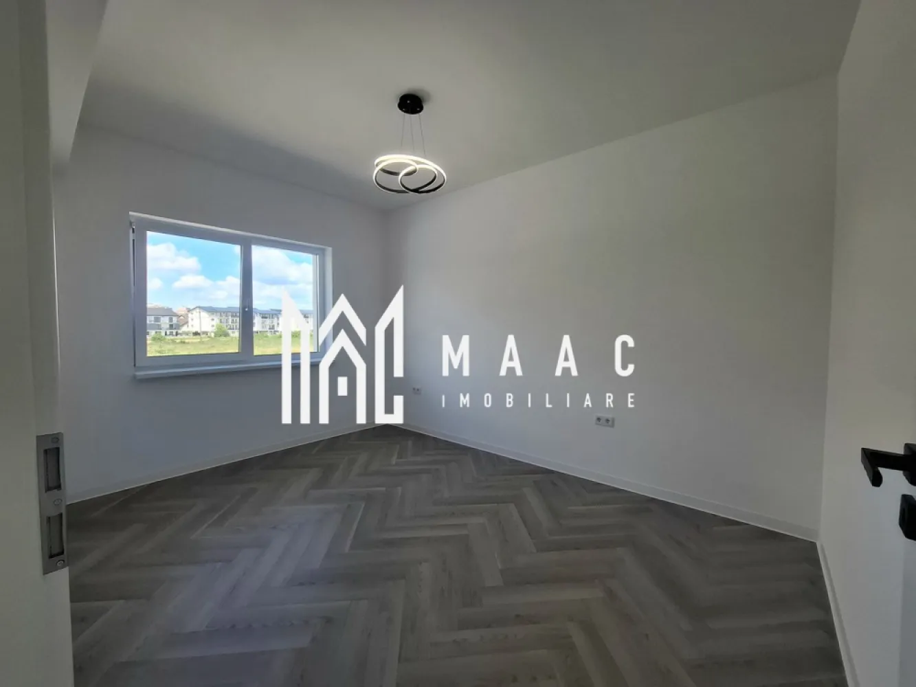 Apartament 3 camere decomandat | Pictor Nicolae Brana, Șelimbăr | 71 mp, etaj 1 - Apartament de 3 camere decomandat, situat în Șelimbăr, pe Strada Pictor Nicolae Brana, cu 71 mp utili, etaj 1, construit în 2025 și finisat modern.

Detalii proprietate:
• Suprafață utilă: 71 mp
• Compartimentare: decomandat
• Living openspace cu bucătărie și ieșire pe terasa de 9 mp
• 2 dormitoare, dintre care unul cu baie proprie
• 2 băi și hol
• Confort 1
• Etaj 1 din 3
• Construcție 2025
• Finisat modern
• 1 loc de parcare
• Boxă de depozitare de 19 mp

Locație:
Proprietatea este amplasată în Șelimbăr, pe Strada Pictor Nicolae Brana.

Pentru mai multe detalii și pentru programarea unei vizionări, contactați-ne și menționați codul CP3169157.