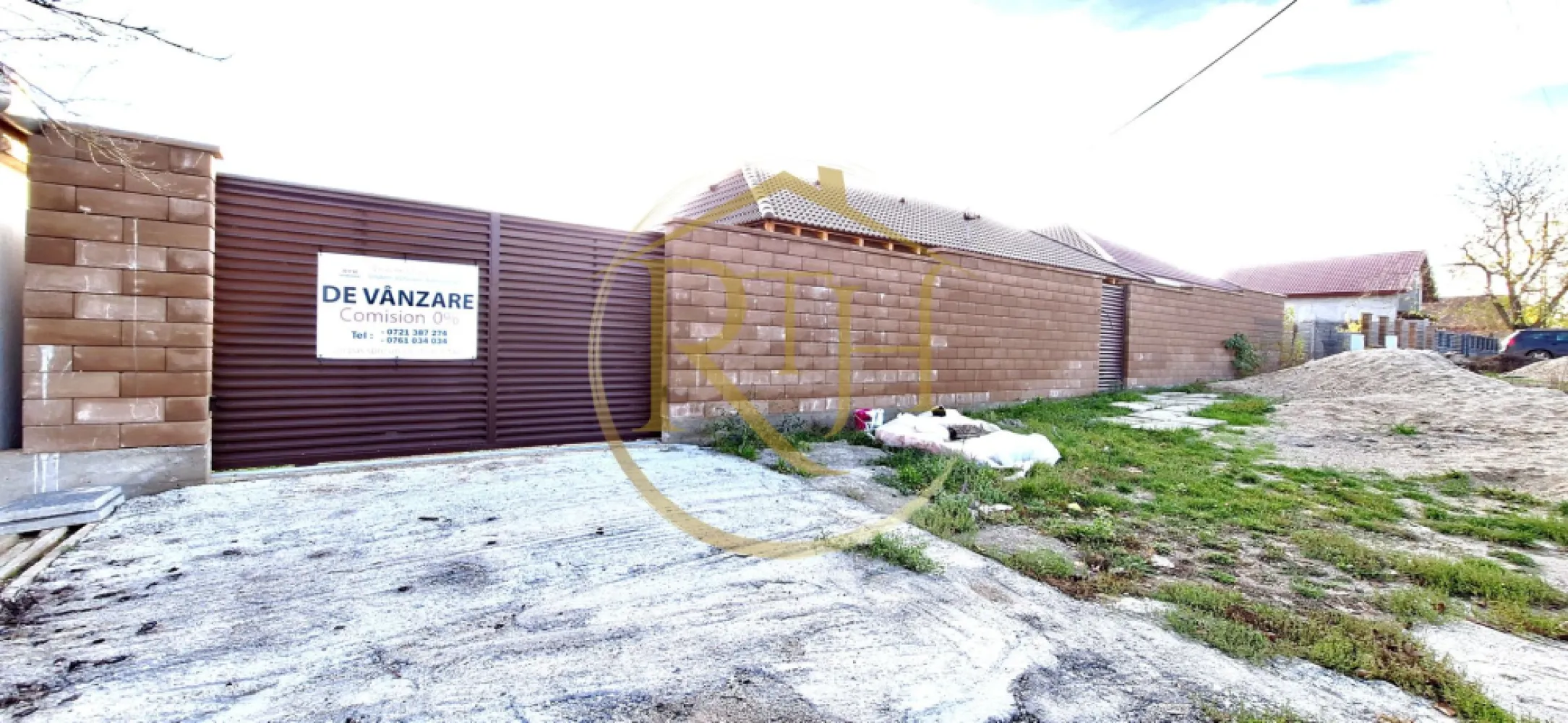Oferim spre vanzare casa individuala, langa Timisoara, Cornesti - Oferim spre vanzare, direct de la proprietar, casa cu 3 camere, situata in Cornesti, la o distanta de aproximativ 20 de km de Timisoara, 30 de minute cu masina . 
Casa este compusa din 2 camere, living spatios open space cu bucataria, baie cu dus .
Constructie din boltari de beton, cu fundatie, centura de beton, construita in 1974 si renovata complet anul acesta . 
Dispune de parchet laminat, geamuri termopan, incalzire in pardoseala, instalatie electrica si sanitara noua, acoperis nou, pod izolat, izolatie termica exterior . Incalzirea se poate face prin centrala termica electrica sau pe butelii de gaz . 
Casa este racordata la reteaua de apa si energie electrica . Fosa septica in curte de dimensiune mare . 
Suprafata terenului este de 798 mp, suprafata utila a casei este de aproximativ 60 mp utili plus terasa de 15 mp care se poate inchide . Front stradal mare de 23 m, acces auto in curte, poarta noua, gard nou . 
Proprietate reprezentata de RealTimHouse .ro . Un pas spre un loc doar al tau !
Casa se poate cumpara cash sau prin credit ipotecar . Oferim consultanta financiara . 
Pret : 112000 euro foarte usor negociabil .
