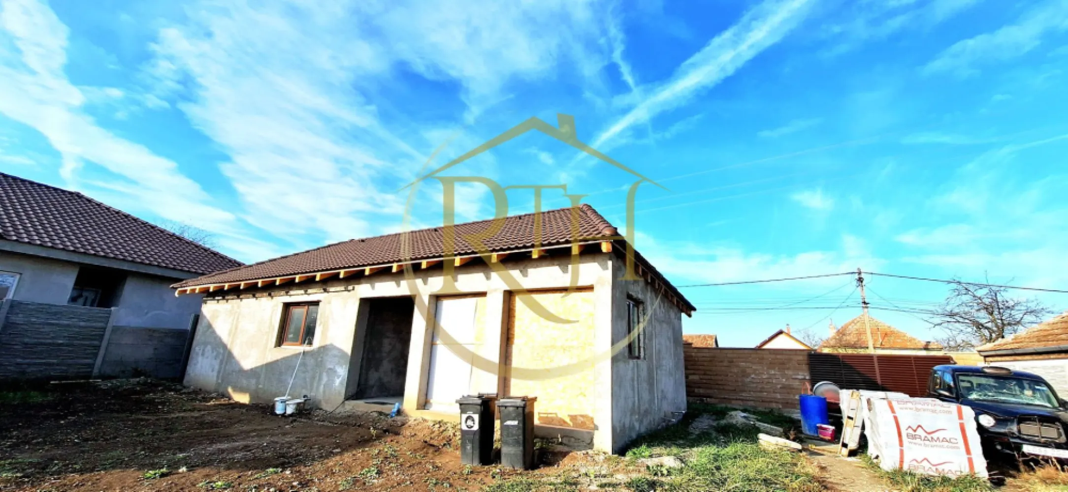 Oferim spre vanzare casa individuala, langa Timisoara, Cornesti - Oferim spre vanzare, direct de la proprietar, casa cu 3 camere, situata in Cornesti, la o distanta de aproximativ 20 de km de Timisoara, 30 de minute cu masina . 
Casa este compusa din 2 camere, living spatios open space cu bucataria, baie cu dus .
Constructie din boltari de beton, cu fundatie, centura de beton, construita in 1974 si renovata complet anul acesta . 
Dispune de parchet laminat, geamuri termopan, incalzire in pardoseala, instalatie electrica si sanitara noua, acoperis nou, pod izolat, izolatie termica exterior . Incalzirea se poate face prin centrala termica electrica sau pe butelii de gaz . 
Casa este racordata la reteaua de apa si energie electrica . Fosa septica in curte de dimensiune mare . 
Suprafata terenului este de 798 mp, suprafata utila a casei este de aproximativ 60 mp utili plus terasa de 15 mp care se poate inchide . Front stradal mare de 23 m, acces auto in curte, poarta noua, gard nou . 
Proprietate reprezentata de RealTimHouse .ro . Un pas spre un loc doar al tau !
Casa se poate cumpara cash sau prin credit ipotecar . Oferim consultanta financiara . 
Pret : 112000 euro foarte usor negociabil .