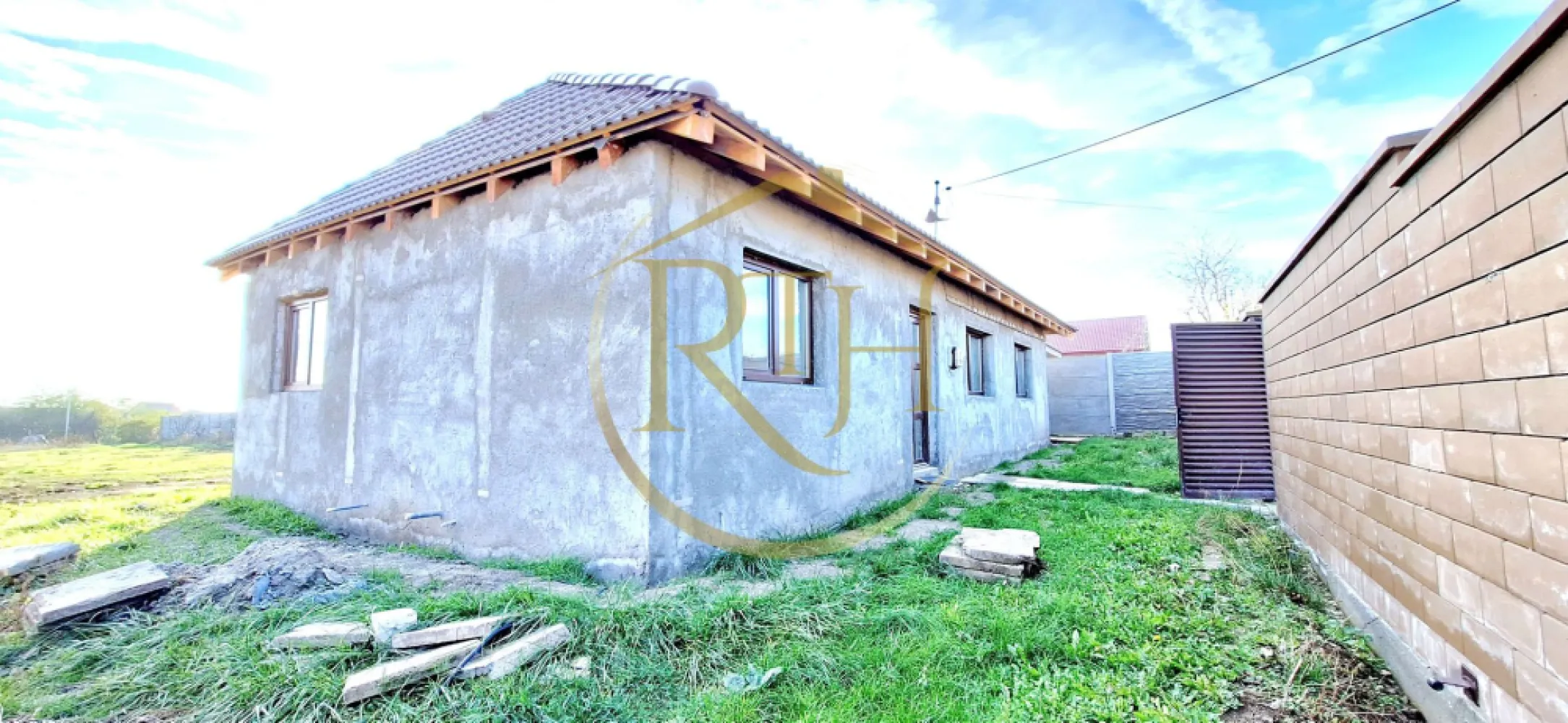Oferim spre vanzare casa individuala, langa Timisoara, Cornesti - Oferim spre vanzare, direct de la proprietar, casa cu 3 camere, situata in Cornesti, la o distanta de aproximativ 20 de km de Timisoara, 30 de minute cu masina . 
Casa este compusa din 2 camere, living spatios open space cu bucataria, baie cu dus .
Constructie din boltari de beton, cu fundatie, centura de beton, construita in 1974 si renovata complet anul acesta . 
Dispune de parchet laminat, geamuri termopan, incalzire in pardoseala, instalatie electrica si sanitara noua, acoperis nou, pod izolat, izolatie termica exterior . Incalzirea se poate face prin centrala termica electrica sau pe butelii de gaz . 
Casa este racordata la reteaua de apa si energie electrica . Fosa septica in curte de dimensiune mare . 
Suprafata terenului este de 798 mp, suprafata utila a casei este de aproximativ 60 mp utili plus terasa de 15 mp care se poate inchide . Front stradal mare de 23 m, acces auto in curte, poarta noua, gard nou . 
Proprietate reprezentata de RealTimHouse .ro . Un pas spre un loc doar al tau !
Casa se poate cumpara cash sau prin credit ipotecar . Oferim consultanta financiara . 
Pret : 112000 euro foarte usor negociabil .