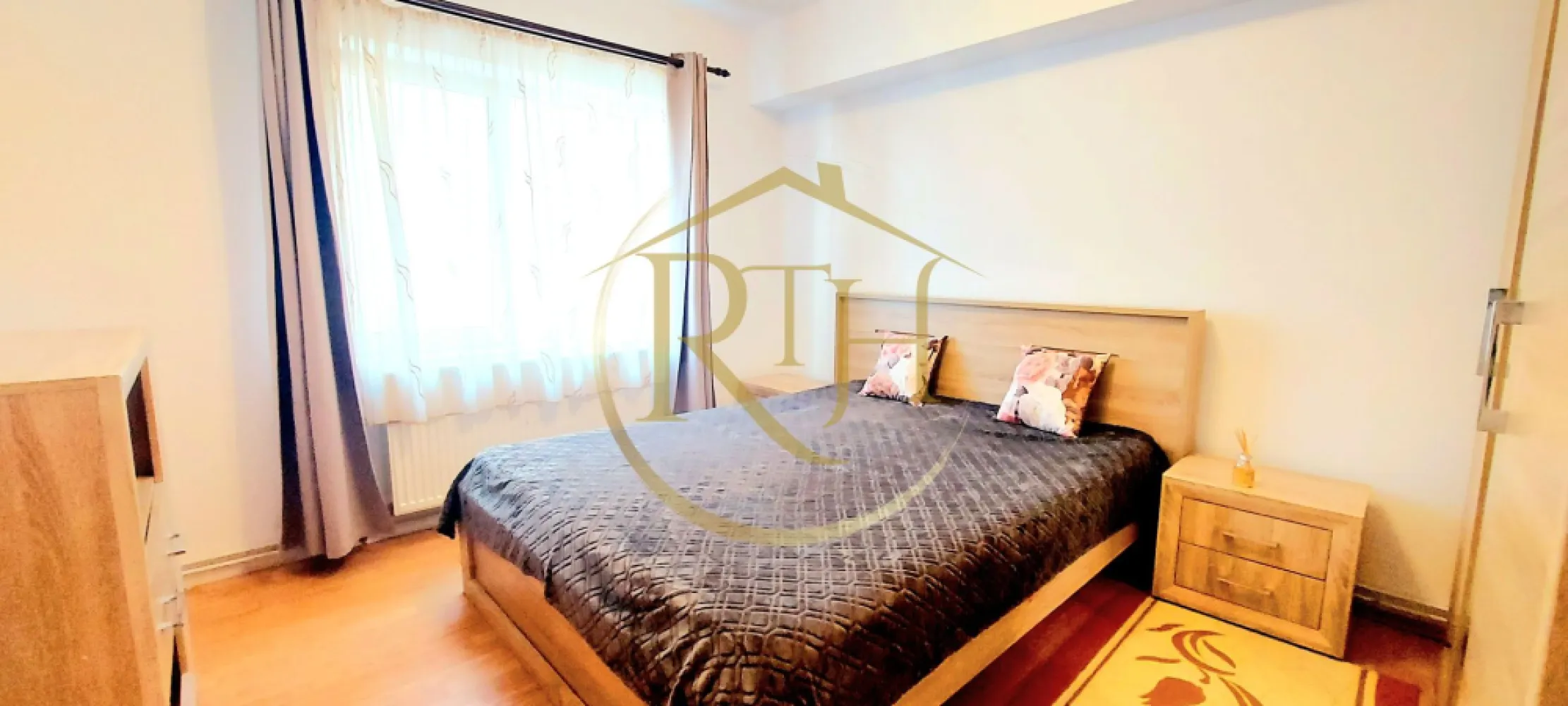 Apartament 2 camere, centrala porprie, parcare, Zona Centrala, Giroc - Oferim spre inchiriere apartament cu 2 camere, spatios 55 mp, model open space, situat la etajul 1, bloc nou, in Giroc pe strada Semenic, langa Primarie, Biserica, mijloc de transport in comun, scoala, gradinita, supermarkeuri, Profi, Lidl, Mega Image, Penny etc .
Apartamentul este compus din living open space cu bucataria, dormitor cu pat matrimonial, baie cu vana, hol intrare si balcon inchis cu acces din living . 
Dispune de mobilier si electrocasnice noi, masina de spalat, frigider, plita cu inductie, cuptor electric incorporat, hota, televizor, clima .
Confortul termic al apartamentului se realizeaza prin centrala termica pe gaz cu ambient si calorifere . 
Apartamentul dispune si de un loc de parcare in curtea privata a blocului, acces cu telecomanda, supravechere video, loc de joaca pt copii .
Ideal pentru o persoana sau un cuplu . . Nu acceptam animale de companie . Liber imediat .
Proprietate reprezentara de RealTimHouse.ro . Un pas spre un loc doar al tau !
Vizionare online : https://youtu.be/XvTzUJC61uA
Pret : 360 euro fix + garantie 360 euro + comision agentie
