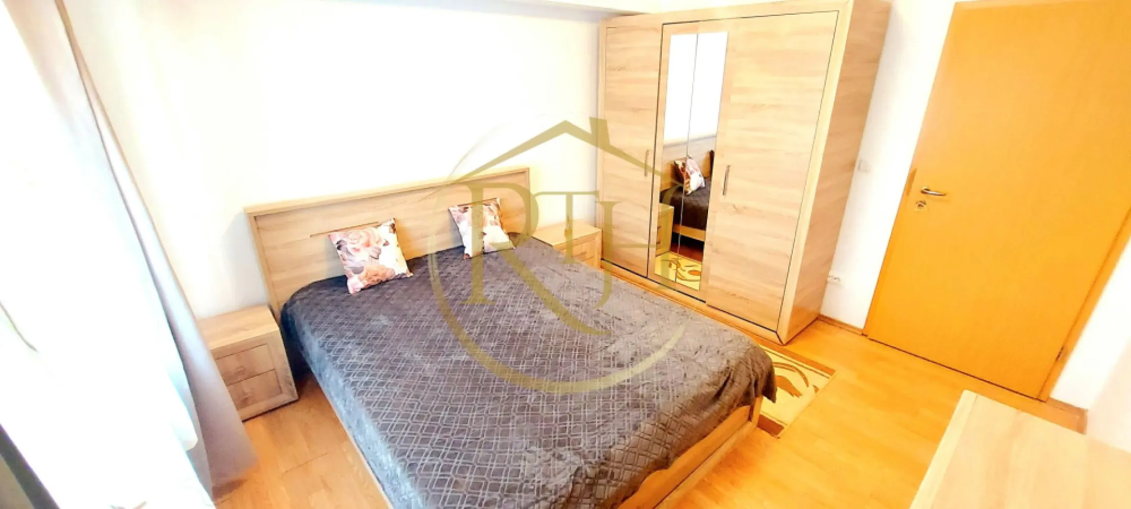Apartament 2 camere, centrala porprie, parcare, Zona Centrala, Giroc - Oferim spre inchiriere apartament cu 2 camere, spatios 55 mp, model open space, situat la etajul 1, bloc nou, in Giroc pe strada Semenic, langa Primarie, Biserica, mijloc de transport in comun, scoala, gradinita, supermarkeuri, Profi, Lidl, Mega Image, Penny etc .
Apartamentul este compus din living open space cu bucataria, dormitor cu pat matrimonial, baie cu vana, hol intrare si balcon inchis cu acces din living . 
Dispune de mobilier si electrocasnice noi, masina de spalat, frigider, plita cu inductie, cuptor electric incorporat, hota, televizor, clima .
Confortul termic al apartamentului se realizeaza prin centrala termica pe gaz cu ambient si calorifere . 
Apartamentul dispune si de un loc de parcare in curtea privata a blocului, acces cu telecomanda, supravechere video, loc de joaca pt copii .
Ideal pentru o persoana sau un cuplu . . Nu acceptam animale de companie . Liber imediat .
Proprietate reprezentara de RealTimHouse.ro . Un pas spre un loc doar al tau !
Vizionare online : https://youtu.be/XvTzUJC61uA
Pret : 360 euro fix + garantie 360 euro + comision agentie