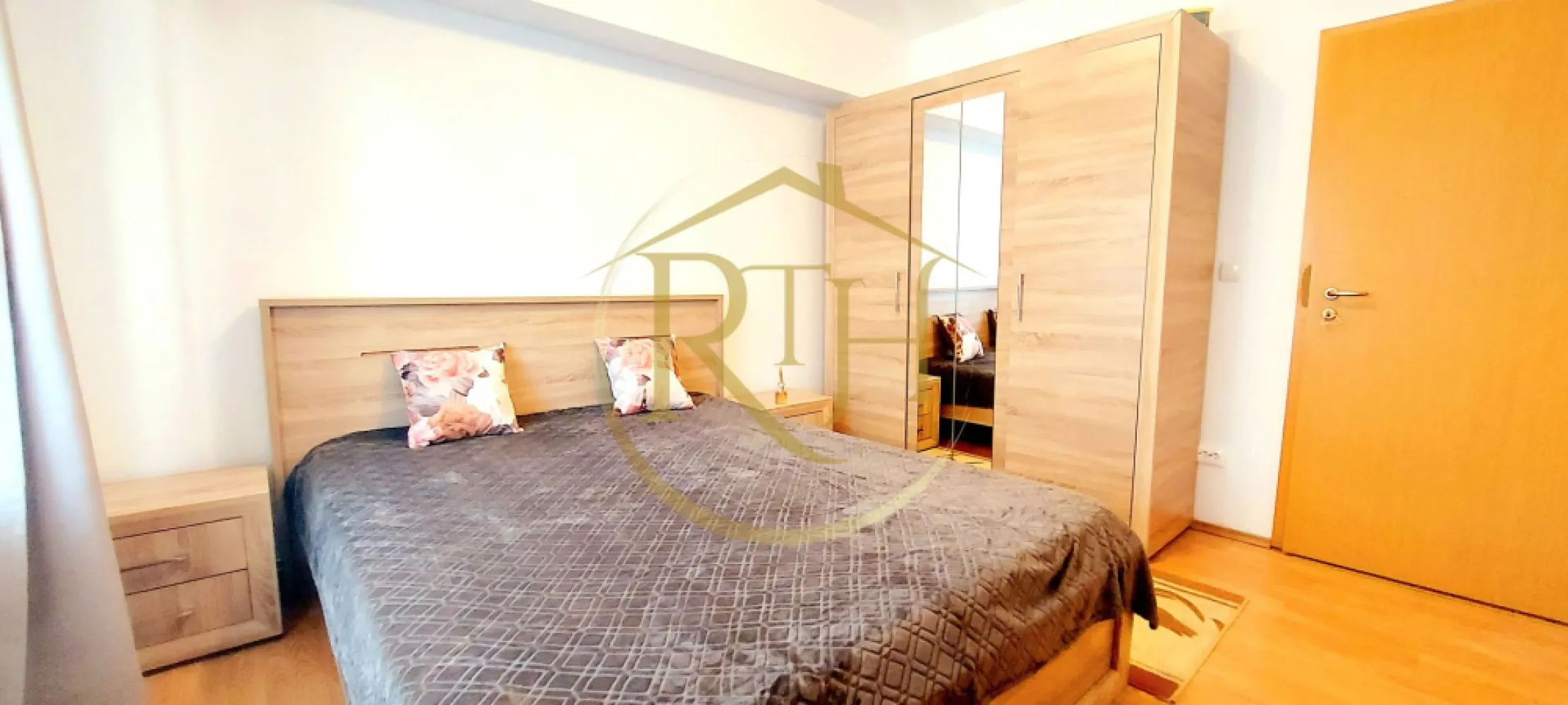 Apartament 2 camere, centrala porprie, parcare, Zona Centrala, Giroc - Oferim spre inchiriere apartament cu 2 camere, spatios 55 mp, model open space, situat la etajul 1, bloc nou, in Giroc pe strada Semenic, langa Primarie, Biserica, mijloc de transport in comun, scoala, gradinita, supermarkeuri, Profi, Lidl, Mega Image, Penny etc .
Apartamentul este compus din living open space cu bucataria, dormitor cu pat matrimonial, baie cu vana, hol intrare si balcon inchis cu acces din living . 
Dispune de mobilier si electrocasnice noi, masina de spalat, frigider, plita cu inductie, cuptor electric incorporat, hota, televizor, clima .
Confortul termic al apartamentului se realizeaza prin centrala termica pe gaz cu ambient si calorifere . 
Apartamentul dispune si de un loc de parcare in curtea privata a blocului, acces cu telecomanda, supravechere video, loc de joaca pt copii .
Ideal pentru o persoana sau un cuplu . . Nu acceptam animale de companie . Liber imediat .
Proprietate reprezentara de RealTimHouse.ro . Un pas spre un loc doar al tau !
Vizionare online : https://youtu.be/XvTzUJC61uA
Pret : 360 euro fix + garantie 360 euro + comision agentie