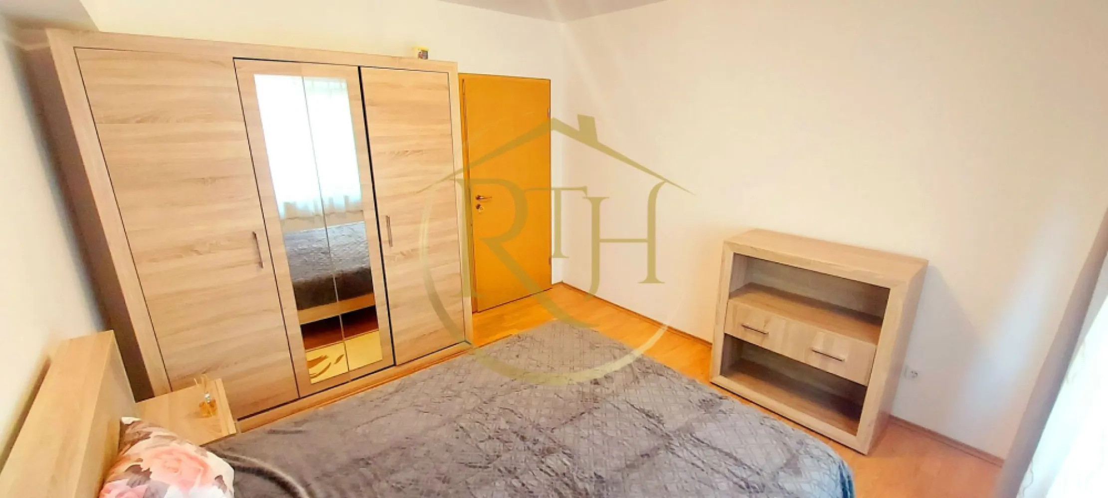 Apartament 2 camere, centrala porprie, parcare, Zona Centrala, Giroc - Oferim spre inchiriere apartament cu 2 camere, spatios 55 mp, model open space, situat la etajul 1, bloc nou, in Giroc pe strada Semenic, langa Primarie, Biserica, mijloc de transport in comun, scoala, gradinita, supermarkeuri, Profi, Lidl, Mega Image, Penny etc .
Apartamentul este compus din living open space cu bucataria, dormitor cu pat matrimonial, baie cu vana, hol intrare si balcon inchis cu acces din living . 
Dispune de mobilier si electrocasnice noi, masina de spalat, frigider, plita cu inductie, cuptor electric incorporat, hota, televizor, clima .
Confortul termic al apartamentului se realizeaza prin centrala termica pe gaz cu ambient si calorifere . 
Apartamentul dispune si de un loc de parcare in curtea privata a blocului, acces cu telecomanda, supravechere video, loc de joaca pt copii .
Ideal pentru o persoana sau un cuplu . . Nu acceptam animale de companie . Liber imediat .
Proprietate reprezentara de RealTimHouse.ro . Un pas spre un loc doar al tau !
Vizionare online : https://youtu.be/XvTzUJC61uA
Pret : 360 euro fix + garantie 360 euro + comision agentie