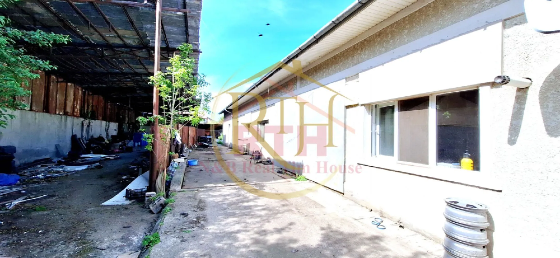 Oportunitate de investitie, se vinde proprietate, zona Mehala - Oportunitate de investitie ! Se vinde proprietate in zona Mehala, pe strada Ion Popovici Banateanu, la doar 2 minute de Piata Mehala, str. Closca, Bulevardul Cetatii . 
Proprietatea se desfasoara pe un teren de 1757 mp si este compusa din Casa de Locuit, Hala Productie, Cladire P + 1E ( fosta Moara ), Garaj, Anexe acoperite . 
Dispune de toate utilitatile, gaz, apa, canalizare, curent, curent trifazic, 2 cai de acces . 
Proprietate reprezentata in exclusivitate de RealTimHouse.ro . Un pas spre un loc doar al tau !
Pentru mai multe detalii nu ezitati sa ne contactati .
Pret : 930000 euro . Nu se plateste comision agentie .