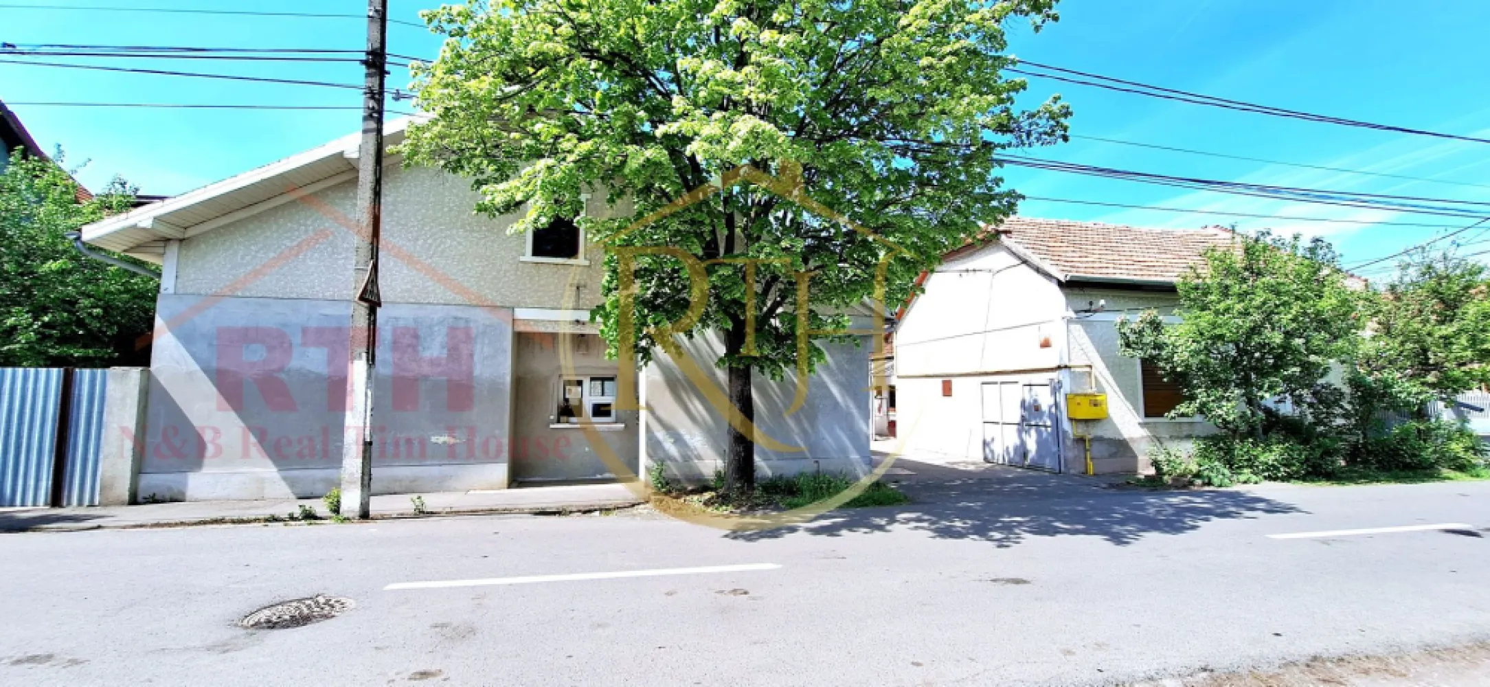 Oportunitate de investitie, se vinde proprietate, zona Mehala - Oportunitate de investitie ! Se vinde proprietate in zona Mehala, pe strada Ion Popovici Banateanu, la doar 2 minute de Piata Mehala, str. Closca, Bulevardul Cetatii . 
Proprietatea se desfasoara pe un teren de 1757 mp si este compusa din Casa de Locuit, Hala Productie, Cladire P + 1E ( fosta Moara ), Garaj, Anexe acoperite . 
Dispune de toate utilitatile, gaz, apa, canalizare, curent, curent trifazic, 2 cai de acces . 
Proprietate reprezentata in exclusivitate de RealTimHouse.ro . Un pas spre un loc doar al tau !
Pentru mai multe detalii nu ezitati sa ne contactati .
Pret : 930000 euro . Nu se plateste comision agentie .