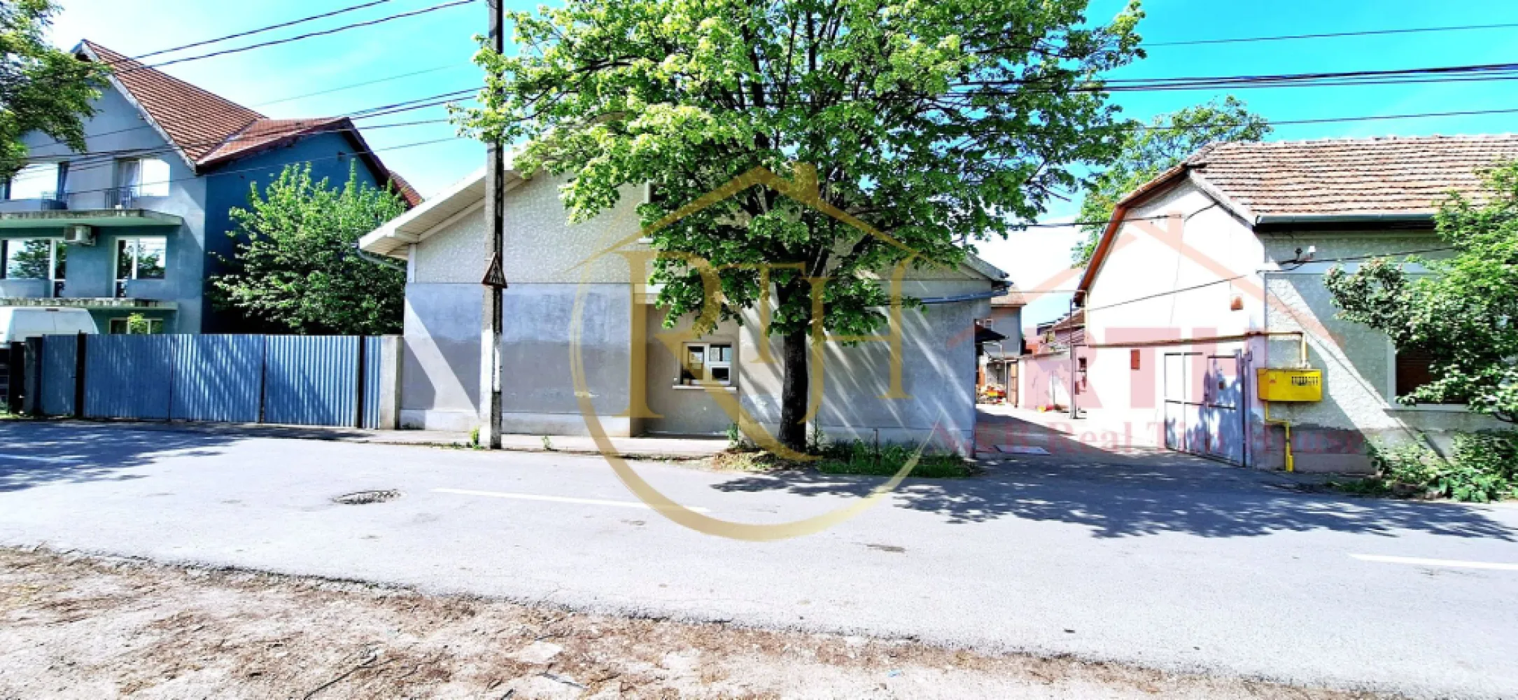 Oportunitate de investitie, se vinde proprietate, zona Mehala - Oportunitate de investitie ! Se vinde proprietate in zona Mehala, pe strada Ion Popovici Banateanu, la doar 2 minute de Piata Mehala, str. Closca, Bulevardul Cetatii . 
Proprietatea se desfasoara pe un teren de 1757 mp si este compusa din Casa de Locuit, Hala Productie, Cladire P + 1E ( fosta Moara ), Garaj, Anexe acoperite . 
Dispune de toate utilitatile, gaz, apa, canalizare, curent, curent trifazic, 2 cai de acces . 
Proprietate reprezentata in exclusivitate de RealTimHouse.ro . Un pas spre un loc doar al tau !
Pentru mai multe detalii nu ezitati sa ne contactati .
Pret : 930000 euro . Nu se plateste comision agentie .