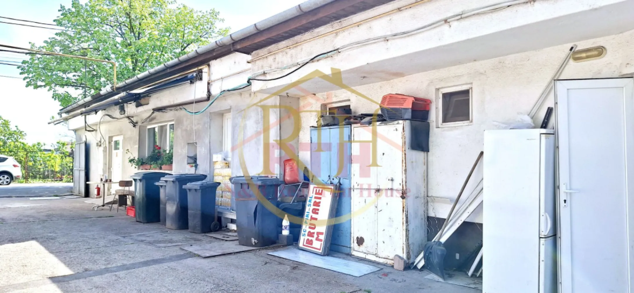 Oportunitate de investitie, se vinde proprietate, zona Mehala - Oportunitate de investitie ! Se vinde proprietate in zona Mehala, pe strada Ion Popovici Banateanu, la doar 2 minute de Piata Mehala, str. Closca, Bulevardul Cetatii . 
Proprietatea se desfasoara pe un teren de 1757 mp si este compusa din Casa de Locuit, Hala Productie, Cladire P + 1E ( fosta Moara ), Garaj, Anexe acoperite . 
Dispune de toate utilitatile, gaz, apa, canalizare, curent, curent trifazic, 2 cai de acces . 
Proprietate reprezentata in exclusivitate de RealTimHouse.ro . Un pas spre un loc doar al tau !
Pentru mai multe detalii nu ezitati sa ne contactati .
Pret : 930000 euro . Nu se plateste comision agentie .