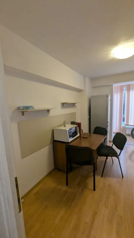 De inchiriat apartament cu 3 camere, Mazepa 1 la BR-uri, etaj 1, 550 euro - Se ofera spre închiriere un apartament spațios cu 3 camere, situat în zona Mazepa 1, la BR-uri, una dintre cele mai căutate și apreciate zone ale orașului.
Locuința este amplasată la etajul 1 din 10, într-un bloc prevăzut cu lift, și beneficiază de o suprafață generoasă, ideală pentru o familie sau pentru persoane care își doresc confort și spațiu.
Apartamentul dispune de:
- 3 camere luminoase și bine compartimentate
- 2 băi
- Lift
- Etaj 1/10
- Suprafață generoasă
- Zonă excelentă, aproape de magazine, școli, transport și faleza Dunării.
Un apartament confortabil, într-o locație excelentă, gata să devină acasă pentru noii chiriași!
Preț: 550 euro/lună
Garantie returnabila 550 euro.
Se percepe comision de tranzactionare.
Pentru mai multe detalii sau pentru programarea unei vizionări, vă rog să mă contactați 0746.252.252 Liliana Ene, Agentia Mag Invest.