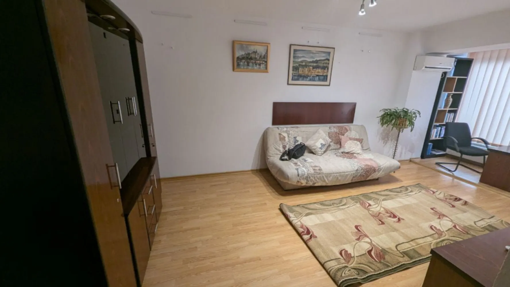 De inchiriat apartament cu 3 camere, Mazepa 1 la BR-uri, etaj 1, 550 euro - Se ofera spre închiriere un apartament spațios cu 3 camere, situat în zona Mazepa 1, la BR-uri, una dintre cele mai căutate și apreciate zone ale orașului.
Locuința este amplasată la etajul 1 din 10, într-un bloc prevăzut cu lift, și beneficiază de o suprafață generoasă, ideală pentru o familie sau pentru persoane care își doresc confort și spațiu.
Apartamentul dispune de:
- 3 camere luminoase și bine compartimentate
- 2 băi
- Lift
- Etaj 1/10
- Suprafață generoasă
- Zonă excelentă, aproape de magazine, școli, transport și faleza Dunării.
Un apartament confortabil, într-o locație excelentă, gata să devină acasă pentru noii chiriași!
Preț: 550 euro/lună
Garantie returnabila 550 euro.
Se percepe comision de tranzactionare.
Pentru mai multe detalii sau pentru programarea unei vizionări, vă rog să mă contactați 0746.252.252 Liliana Ene, Agentia Mag Invest.