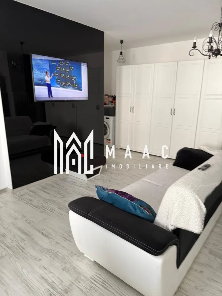 Apartament 3 camere | Sibiu Central | 64 mp, ultrafinisat - Apartament cu 3 camere, ultrafinisat, în zona Central din Sibiu, pe Calea Gusteriței, la etajul 3 din 4, cu 64 mp utili, terasă și două balcoane. O locuință modernă, luminoasă și bine organizată, pregătită pentru mutare imediată.

Detalii proprietate:
• Suprafață utilă: 64 mp
• Compartimentare: 3 camere, 2 băi, 1 bucătărie
• Etaj: 3 din 4
• An construcție: 2020
• Confort: Lux
• Stare interioară: ultrafinisat
• 1 loc de parcare
• 2 balcoane și o terasă de 12 mp
• Imobil cu lift
• Mobilat complet

Context și amplasare:
Proprietatea este situată în Sibiu, pe Calea Gusteriței, în zona Central, într-un imobil modern finalizat în 2020. Accesul este facil către punctele de interes din oraș, iar configurația apartamentului oferă spațiu util și funcționalitate pentru locuire de zi cu zi.

Pentru mai multe detalii sau pentru programarea unei vizionări, vă stăm cu drag la dispoziție. Cod anunț CP3173575. Contactați-ne pentru o vizionare și pentru informații suplimentare.