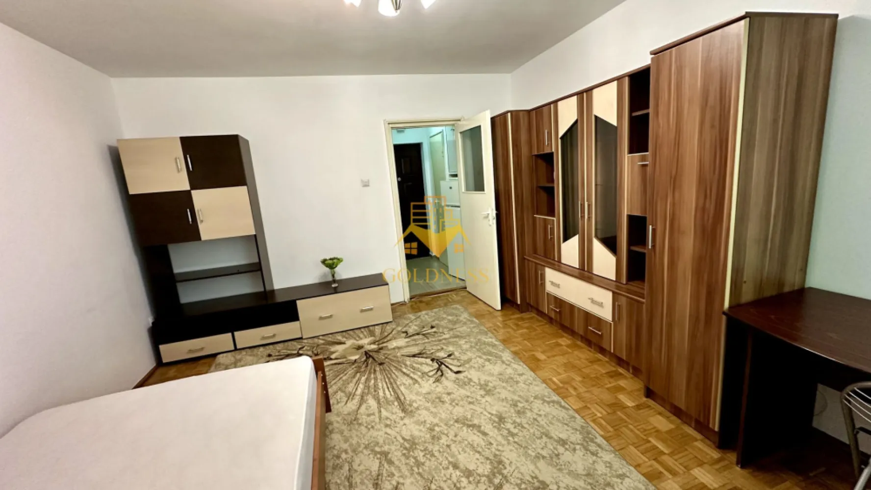 1 camera, Gheorgheni, Detunata, Iulius Mall, FSEGA, Unirii, Profi - GOLDNESS Imobiliare vă propune spre închiriere un apartament cu 1 camere complet mobilat și utilat, la etajul 1 într-un imobil de 10 etaje, în Cartierul Gheorgheni.
Se află în apropierea stațiilor de transport în comun, magazine, restaurante, spații verzi, farmacii, etc. 

Apartamentul este compartimentat astfel:
 - camera cu dormitor cu pat matrimonial, dressing, noptiere
 - bucătărie complet utilată și mobilată, loc de servit masa 
 - baie cu cada, calorifer port prosop și dulap pentru depozitare.
 - balcon 3mp.

Imobilul este dotat cu toate cele necesare- termoficare, frigider, aragaz, hotă, mașină de spălat haine, etc. 

Dacă sunteți interesați de acest apartament și doriți să îl vizionați, dar și pentru alte oferte nu ezitați să ne contactați telefonic sau prin e-mail. Vă stăm la dispoziție!
Pentru intermediere se percepe un comision de 50% din prețul chiriei!