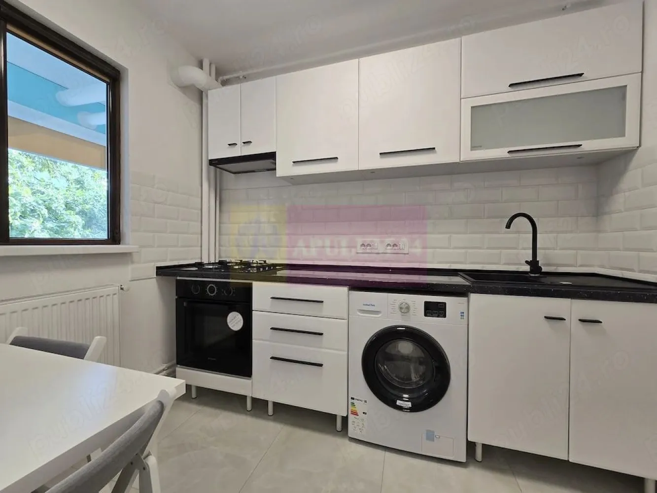 Apartament 2 camere , mobilat - Bd. Ion Mihalache - Agentia Imobiliara Apulum 94, va propune spre vanzare
Apartament 2 camere, 49 mp, etaj 3 7, fără risc seismic, complet renovat și pregătit pentru mutare imediată. Apartamentul se vinde la cheie, cu centrală proprie, mobilier și electrocasnice noi, neutilizate, vedere liniștită pe spate și compartimentare practică. Amplasat într-o zonă cu acces facil la mijloace de transport în comun, magazine, școli și alte facilități. Ideal pentru locuit sau investiție, fără costuri suplimentare după achiziție.