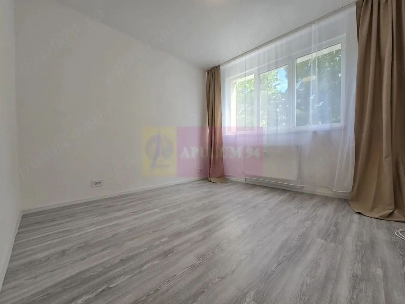 Apartament 2 camere , mobilat - Bd. Ion Mihalache - Agentia Imobiliara Apulum 94, va propune spre vanzare
Apartament 2 camere, 49 mp, etaj 3 7, fără risc seismic, complet renovat și pregătit pentru mutare imediată. Apartamentul se vinde la cheie, cu centrală proprie, mobilier și electrocasnice noi, neutilizate, vedere liniștită pe spate și compartimentare practică. Amplasat într-o zonă cu acces facil la mijloace de transport în comun, magazine, școli și alte facilități. Ideal pentru locuit sau investiție, fără costuri suplimentare după achiziție.
