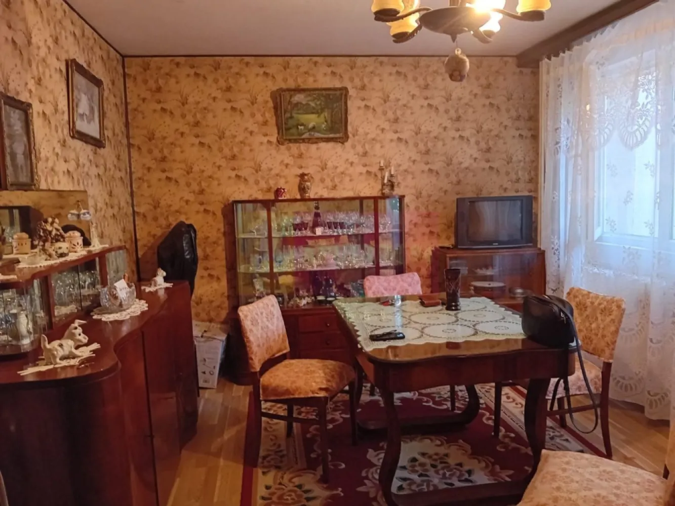 Vanzare apartament de 4 camere in zona Brancoveanu - Va oferim spre vanzare un apartament cu 4 camere, decomandat, la etajul 1/4 situat in Berceni, pe Bulevardul C-tin Brancoveanu. Are orientare S-E, o suprafata totala de 84 mp, iar blocul este construit in anul 1970.
Apartamentul are 2 grupuri sanitare si mai multe spatii de depozitare: o camara aflata in bucatarie, unul pe holul de langa baie si o boxa mare la subsol. Balconul aflat in dreptul dormitorului mare, este stil logie si este inchis cu termopan.
Toate dormitoarele sunt orientate spre Sud.
Apartamentul are montate contoare pentru apa calda si rece, la calorifere si contor electric.
Bloc anvelopat.
Acces rapid catre mijloacele de transport in comun 4 minute de mers pe jos (STB 116, 216. 114, 76, 381) care fac legatura directa cu Metrou tronson 2 (Statia Ctin Brancoveanu sau Piata Sudului).
Magazine de proximitate (Mega, Profi) si centre comerciale (Grand Arena, Hornbach, Decathlon).
In zona sunt scoli gimaziale (Nr 108), liceul Octav Onicescu. Gradinite de stat si private, unitati sanitare, farmacii si banci.
Se accepta credit.
Pentru detalii despre oferta prezentata sau stabilire vizionare, astept cu maxim interes sa ma contactati 0733.683.461.
Agent imobiliar: Dona Camelia
Apulum94 - Un partener de cursa lunga!