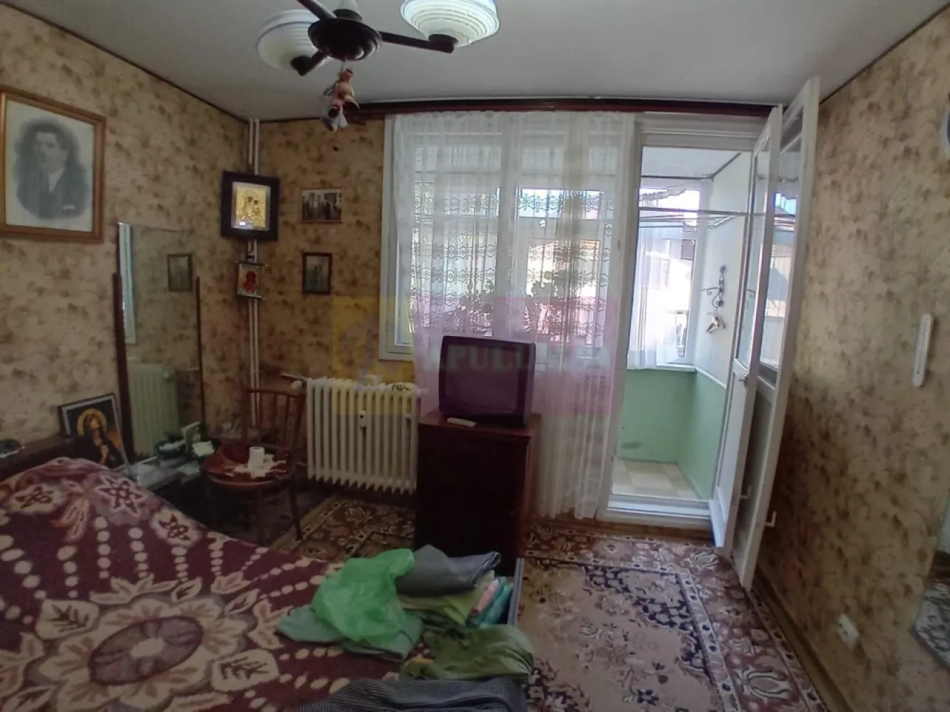 Vanzare apartament de 4 camere in zona Brancoveanu - Va oferim spre vanzare un apartament cu 4 camere, decomandat, la etajul 1/4 situat in Berceni, pe Bulevardul C-tin Brancoveanu. Are orientare S-E, o suprafata totala de 84 mp, iar blocul este construit in anul 1970.
Apartamentul are 2 grupuri sanitare si mai multe spatii de depozitare: o camara aflata in bucatarie, unul pe holul de langa baie si o boxa mare la subsol. Balconul aflat in dreptul dormitorului mare, este stil logie si este inchis cu termopan.
Toate dormitoarele sunt orientate spre Sud.
Apartamentul are montate contoare pentru apa calda si rece, la calorifere si contor electric.
Bloc anvelopat.
Acces rapid catre mijloacele de transport in comun 4 minute de mers pe jos (STB 116, 216. 114, 76, 381) care fac legatura directa cu Metrou tronson 2 (Statia Ctin Brancoveanu sau Piata Sudului).
Magazine de proximitate (Mega, Profi) si centre comerciale (Grand Arena, Hornbach, Decathlon).
In zona sunt scoli gimaziale (Nr 108), liceul Octav Onicescu. Gradinite de stat si private, unitati sanitare, farmacii si banci.
Se accepta credit.
Pentru detalii despre oferta prezentata sau stabilire vizionare, astept cu maxim interes sa ma contactati 0733.683.461.
Agent imobiliar: Dona Camelia
Apulum94 - Un partener de cursa lunga!