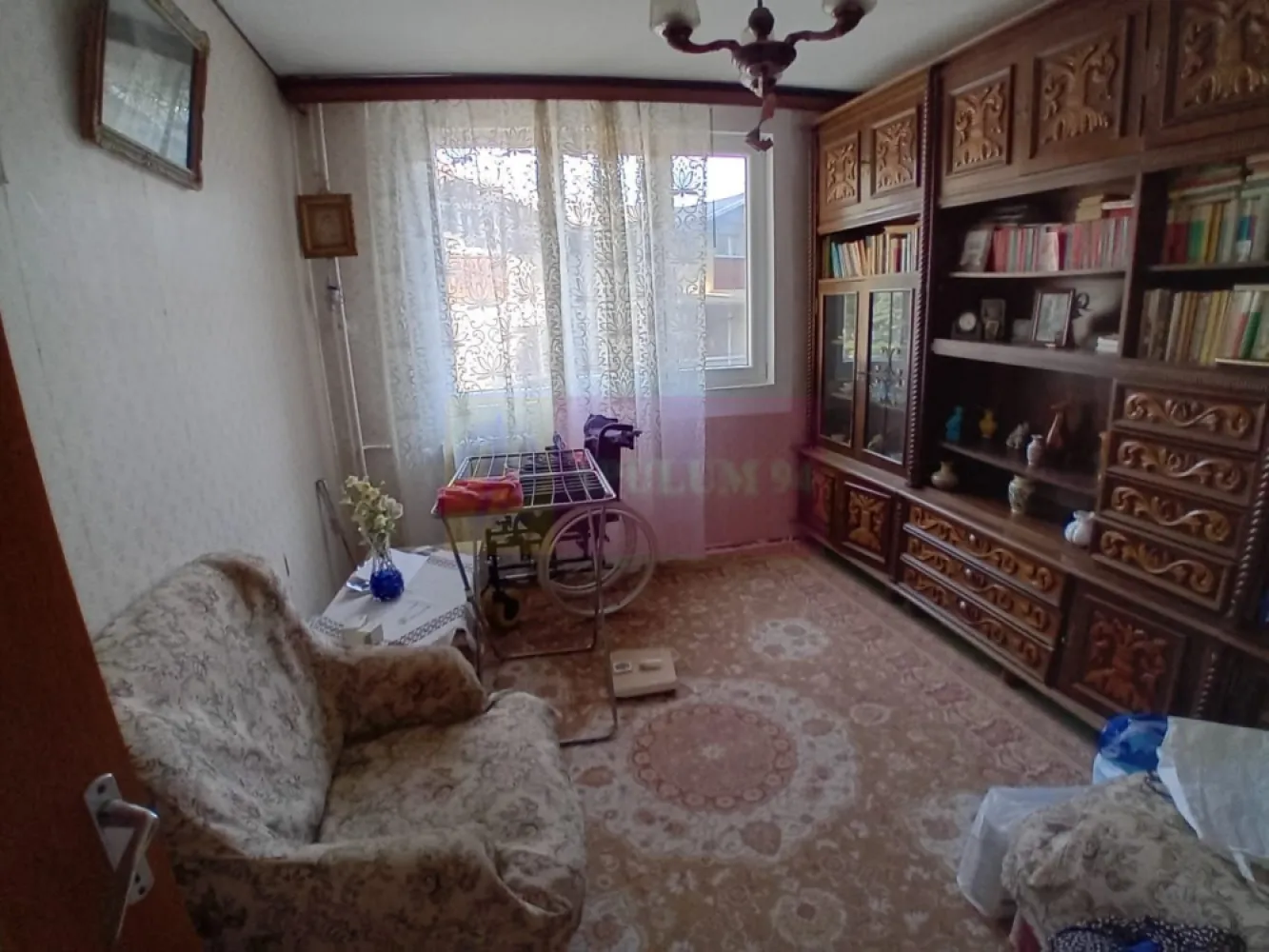 Vanzare apartament de 4 camere in zona Brancoveanu - Va oferim spre vanzare un apartament cu 4 camere, decomandat, la etajul 1/4 situat in Berceni, pe Bulevardul C-tin Brancoveanu. Are orientare S-E, o suprafata totala de 84 mp, iar blocul este construit in anul 1970.
Apartamentul are 2 grupuri sanitare si mai multe spatii de depozitare: o camara aflata in bucatarie, unul pe holul de langa baie si o boxa mare la subsol. Balconul aflat in dreptul dormitorului mare, este stil logie si este inchis cu termopan.
Toate dormitoarele sunt orientate spre Sud.
Apartamentul are montate contoare pentru apa calda si rece, la calorifere si contor electric.
Bloc anvelopat.
Acces rapid catre mijloacele de transport in comun 4 minute de mers pe jos (STB 116, 216. 114, 76, 381) care fac legatura directa cu Metrou tronson 2 (Statia Ctin Brancoveanu sau Piata Sudului).
Magazine de proximitate (Mega, Profi) si centre comerciale (Grand Arena, Hornbach, Decathlon).
In zona sunt scoli gimaziale (Nr 108), liceul Octav Onicescu. Gradinite de stat si private, unitati sanitare, farmacii si banci.
Se accepta credit.
Pentru detalii despre oferta prezentata sau stabilire vizionare, astept cu maxim interes sa ma contactati 0733.683.461.
Agent imobiliar: Dona Camelia
Apulum94 - Un partener de cursa lunga!