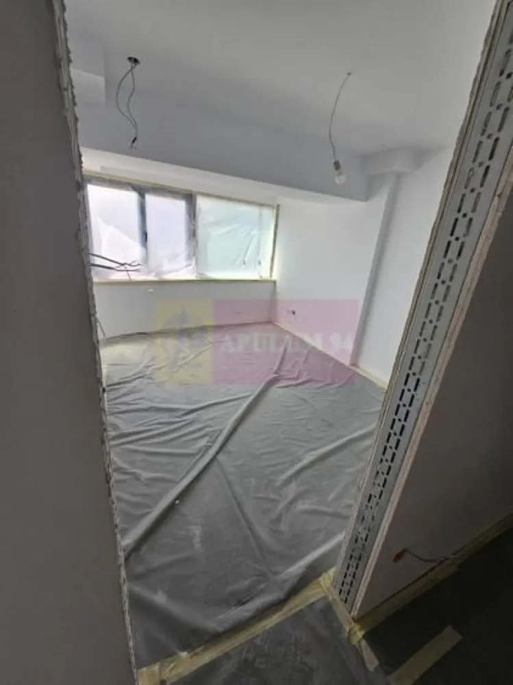 Apartament 3 camere, Bulevardul Unirii, etaj 6 - Agentia Imobiliara Apulum 94, va prezinta spre vanzare
Apartament nou, 3 camere, 2 băi, situat pe Bulevardul Unirii, sector 3, la etajul 6 dintr-un imobil cu regim D+P+10E. Suprafață utilă 81,2 mp, vedere sud, ideal pentru familie sau investiție.
 
Apartamentul este recent renovat, finisat la un nivel ridicat, gândit pentru confort și eficiență energetică.
 
Dotări apartament:
- 3 aparate de aer condiționat
- Centrală termică proprie pe gaz, gaze proprii, contor propriu
- Parchet laminat în camere
- Gresie și faianță în cele 2 băi și bucătărie
- Instalații sanitare și electrice noi
- Balcon
 
Facilități imobil:
- 2 lifturi noi
- Generator propriu pentru imobil
- Boxă de depozitare inclusă
- Spații de depozitare biciclete, pentru vară și iarnă
- Spălătorie la subsol, dotată cu mașini de spălat și uscătoare profesionale, pentru rezidenți
- Spațiu de coworking la subsol, pentru rezidenți
 
Zonă centrală, cu acces facil la metrou, transport public, restaurante, magazine și instituții, la câțiva pași de Piața Unirii.
 
Preț: 280.140 EUR + TVA