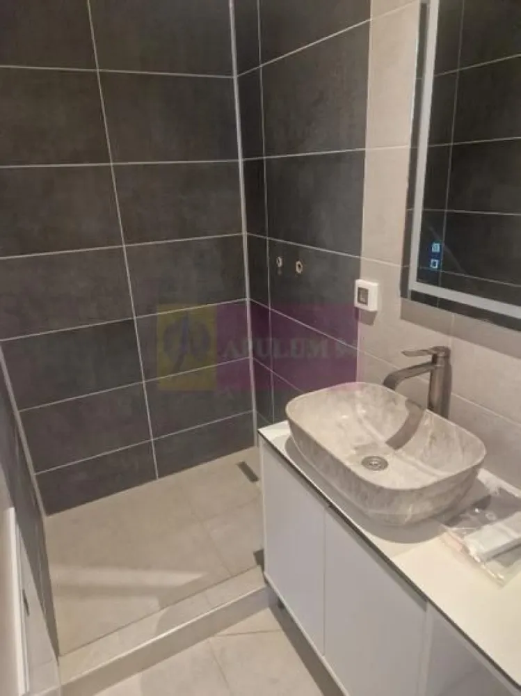 Apartament 3 camere, Bulevardul Unirii, etaj 6 - Agentia Imobiliara Apulum 94, va prezinta spre vanzare
Apartament nou, 3 camere, 2 băi, situat pe Bulevardul Unirii, sector 3, la etajul 6 dintr-un imobil cu regim D+P+10E. Suprafață utilă 81,2 mp, vedere sud, ideal pentru familie sau investiție.
 
Apartamentul este recent renovat, finisat la un nivel ridicat, gândit pentru confort și eficiență energetică.
 
Dotări apartament:
- 3 aparate de aer condiționat
- Centrală termică proprie pe gaz, gaze proprii, contor propriu
- Parchet laminat în camere
- Gresie și faianță în cele 2 băi și bucătărie
- Instalații sanitare și electrice noi
- Balcon
 
Facilități imobil:
- 2 lifturi noi
- Generator propriu pentru imobil
- Boxă de depozitare inclusă
- Spații de depozitare biciclete, pentru vară și iarnă
- Spălătorie la subsol, dotată cu mașini de spălat și uscătoare profesionale, pentru rezidenți
- Spațiu de coworking la subsol, pentru rezidenți
 
Zonă centrală, cu acces facil la metrou, transport public, restaurante, magazine și instituții, la câțiva pași de Piața Unirii.
 
Preț: 280.140 EUR + TVA